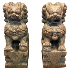 Paire de grands chiens Foo/Lions de temple chinois en pierre sculptée
