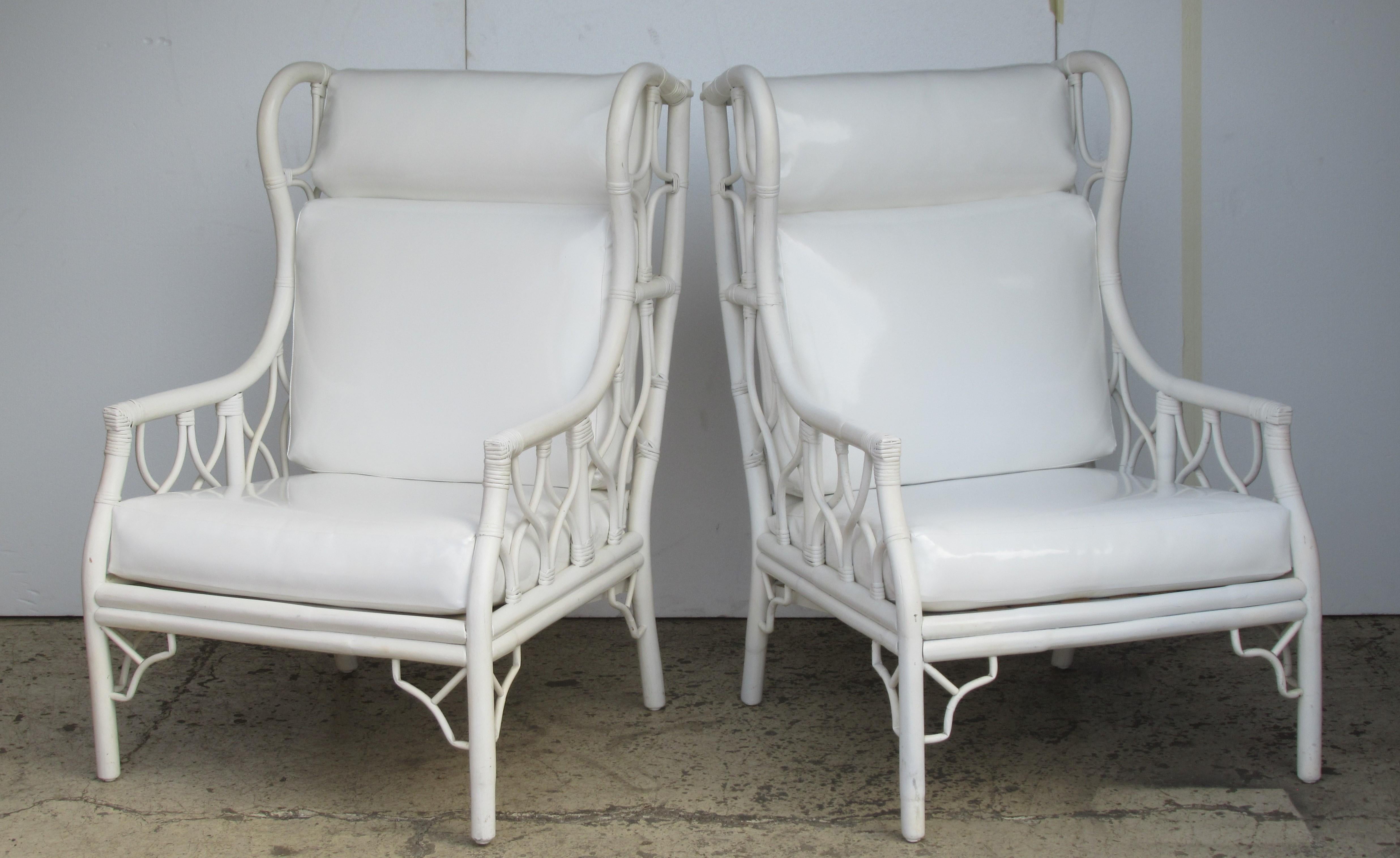 Pair of Large-Scale Chinese Chippendale Style Wingback Rattan Chairs In Good Condition In Rochester, NY