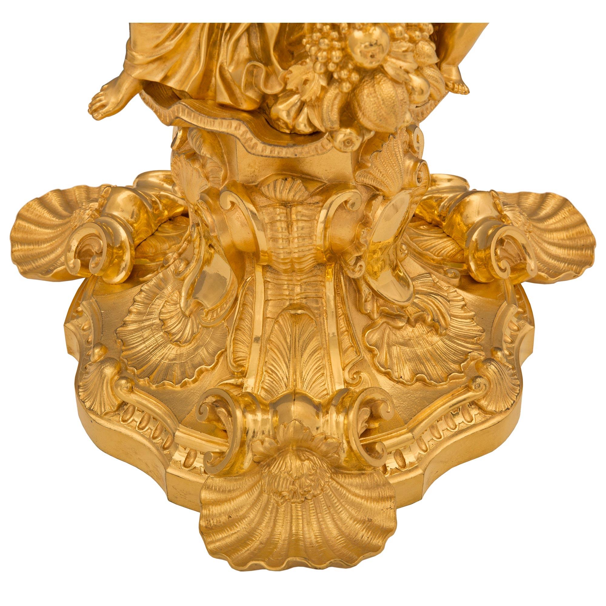 Paire de grandes lampes candélabres en bronze doré de style Louis XV du XIXe siècle à grande échelle en vente 5