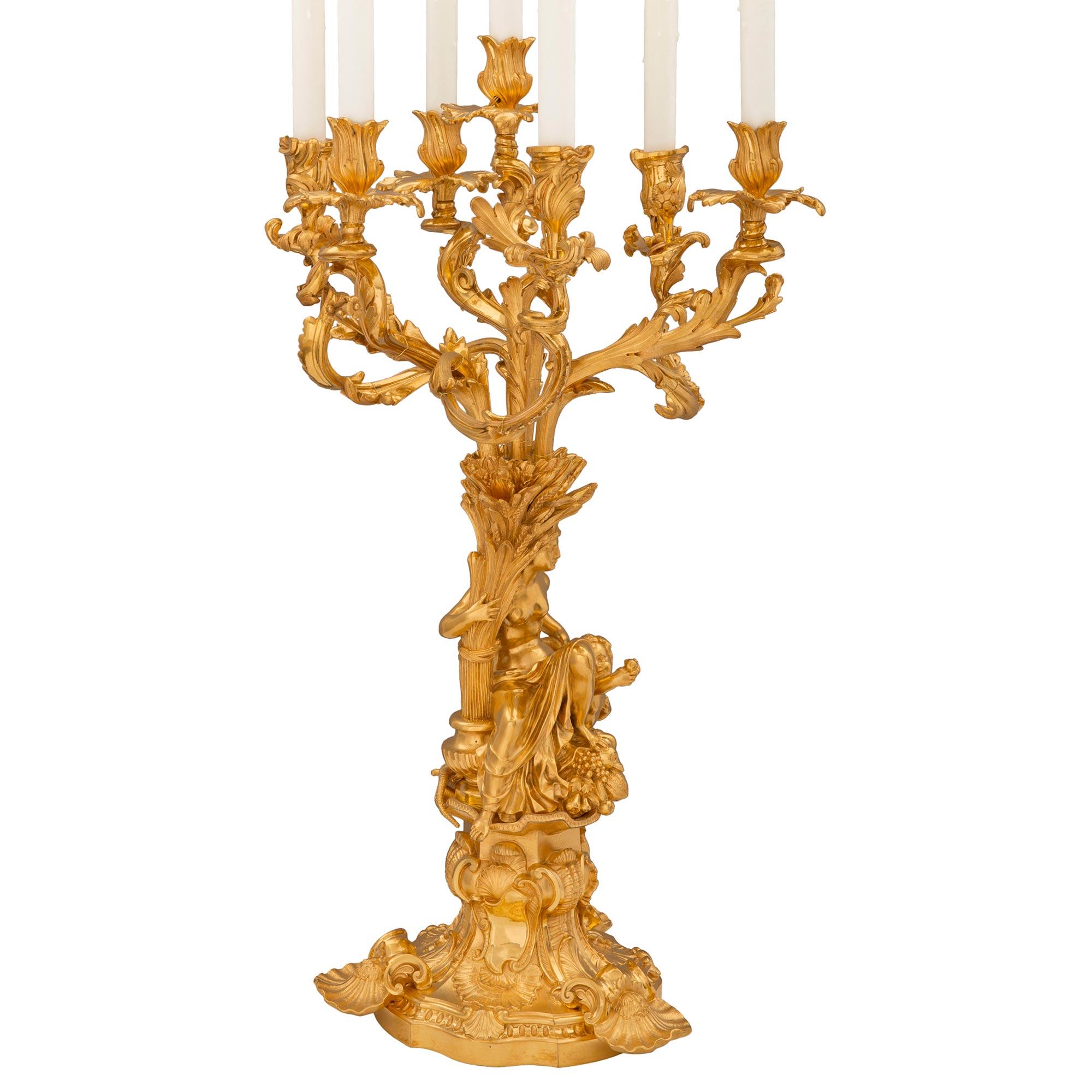 Français Paire de grandes lampes candélabres en bronze doré de style Louis XV du XIXe siècle à grande échelle en vente