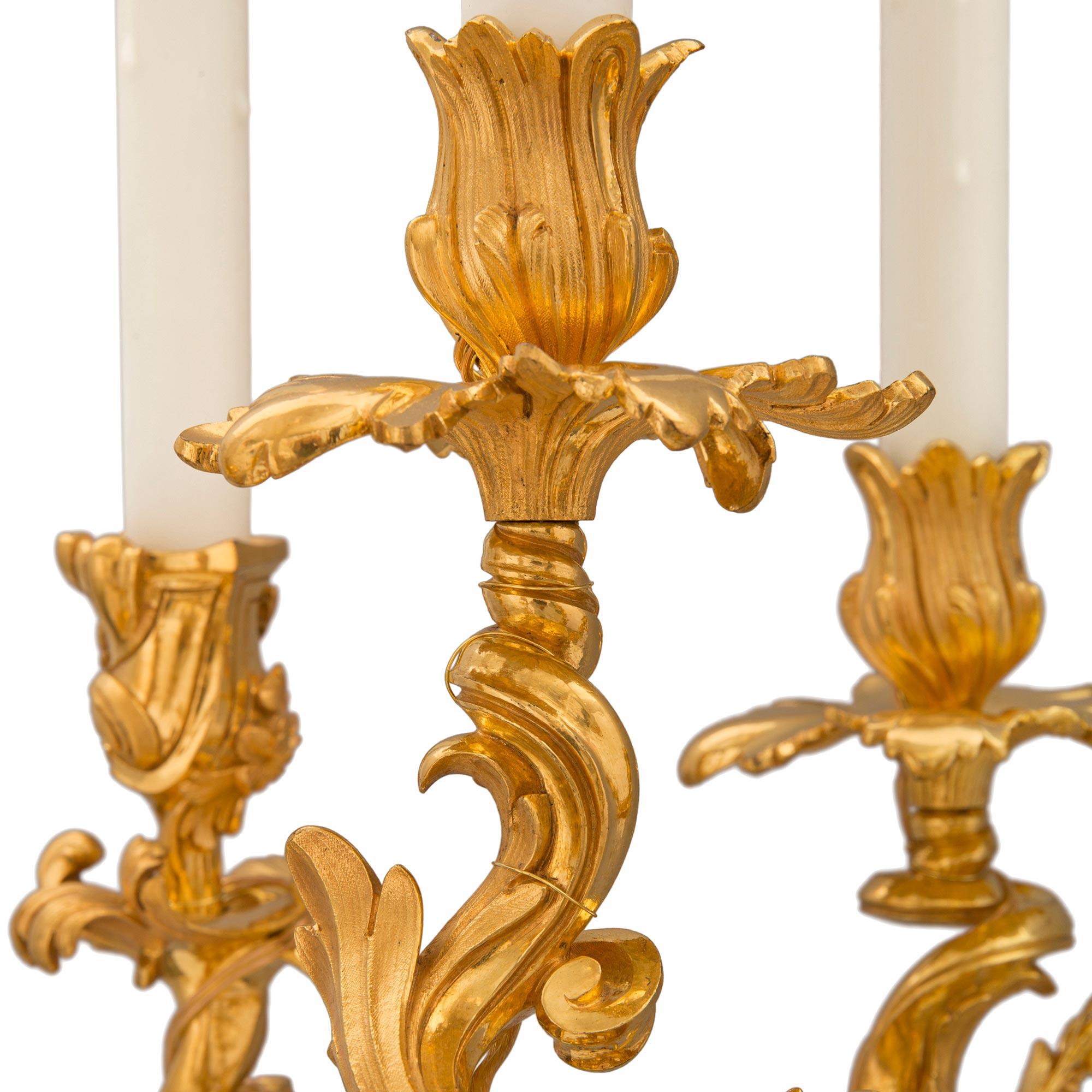 Bronze doré Paire de grandes lampes candélabres en bronze doré de style Louis XV du XIXe siècle à grande échelle en vente