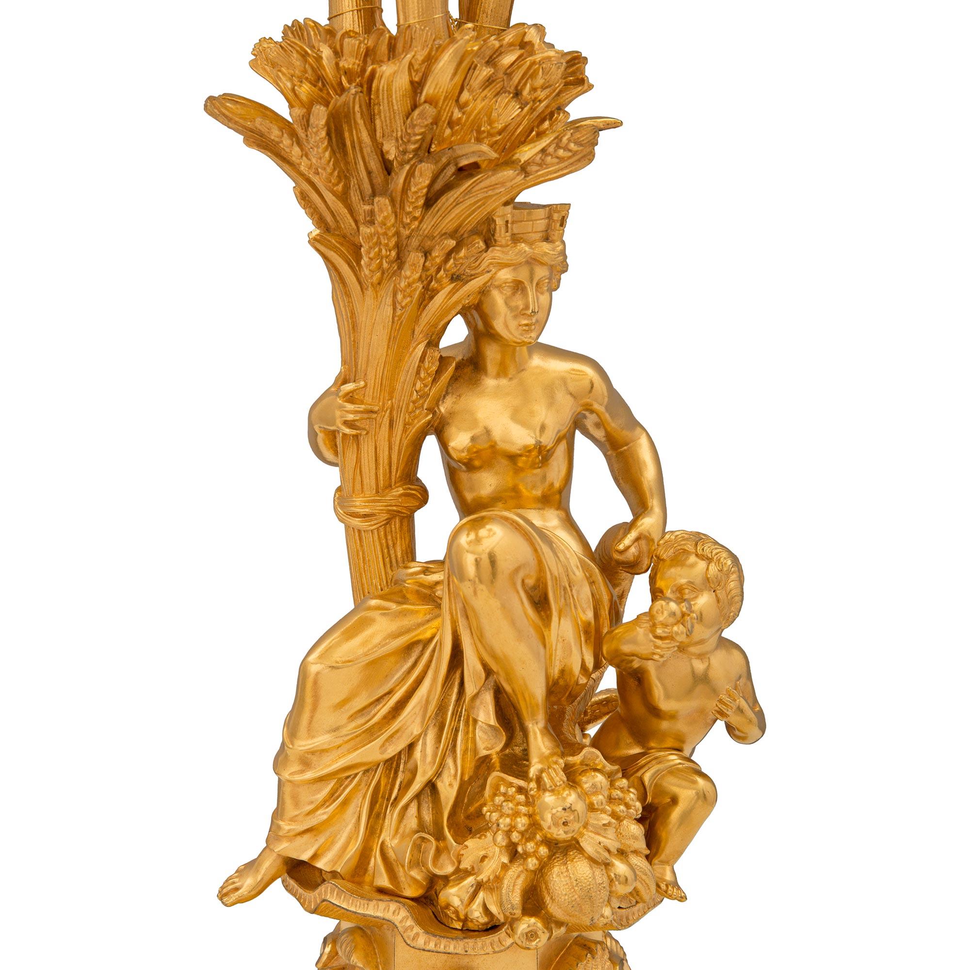 Paire de grandes lampes candélabres en bronze doré de style Louis XV du XIXe siècle à grande échelle en vente 1
