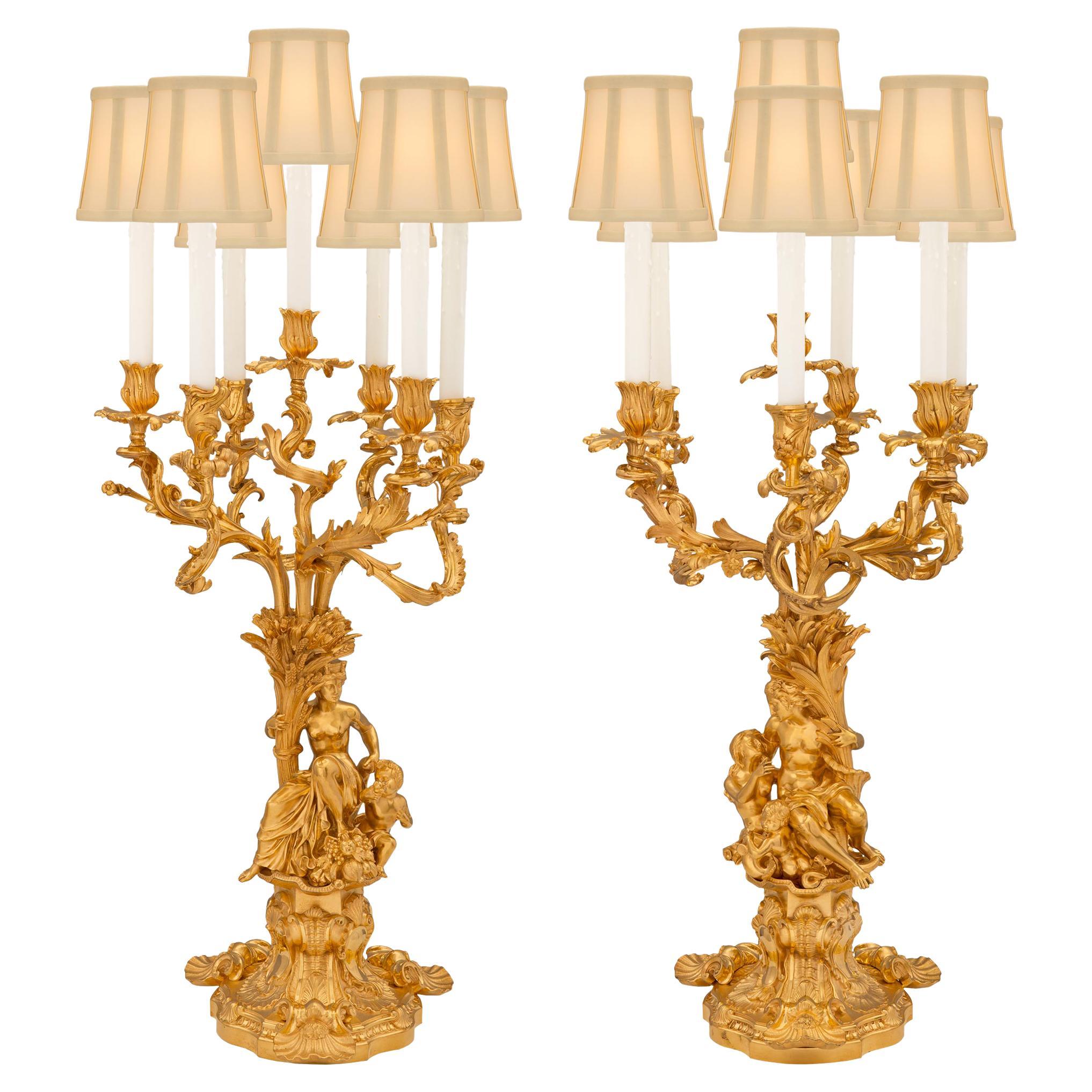 Paire de grandes lampes candélabres en bronze doré de style Louis XV du XIXe siècle à grande échelle