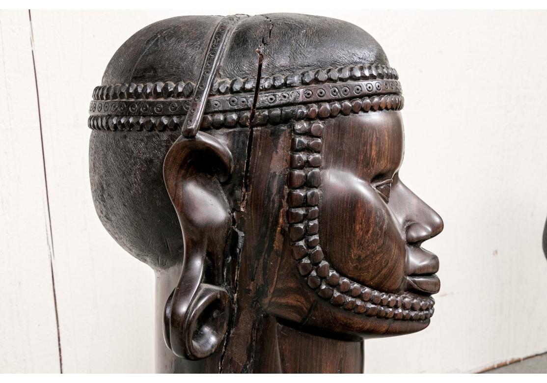 Paar großformatige, schwere, ostasiatische, geschnitzte, exotische, afrikanische Büsten aus Nzambu-Holz im Angebot 11
