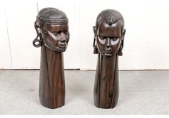 Coppia di busti africani in legno esotico intagliato dell'Africa orientale Nzambu di grandi dimensioni