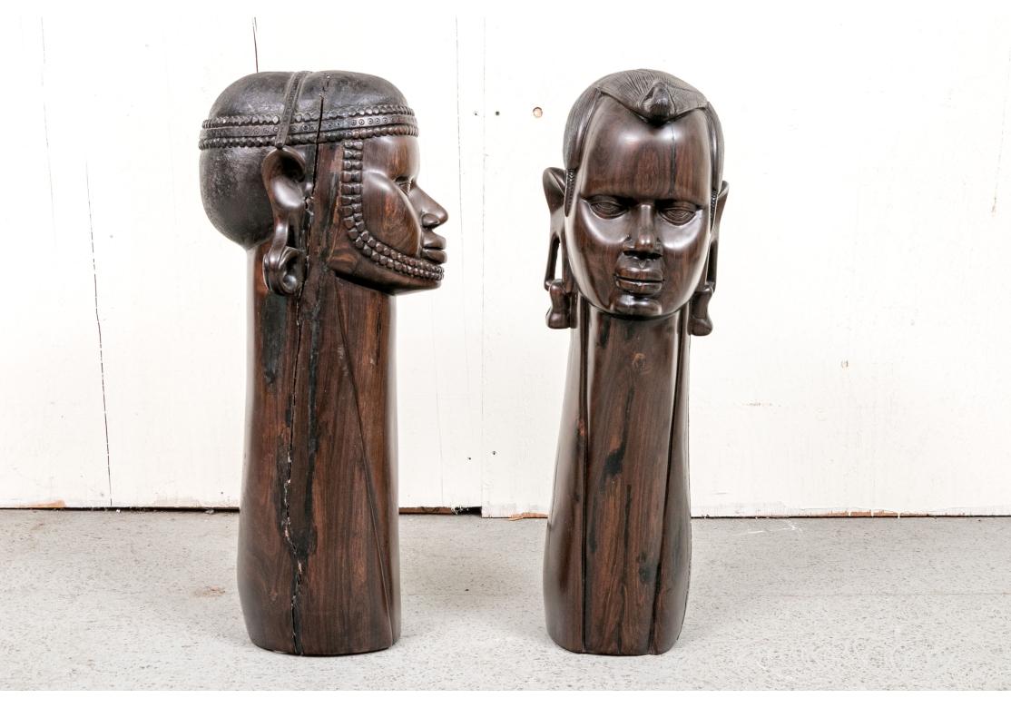 Paar großformatige, schwere, ostasiatische, geschnitzte, exotische, afrikanische Büsten aus Nzambu-Holz (Afrikanisch) im Angebot