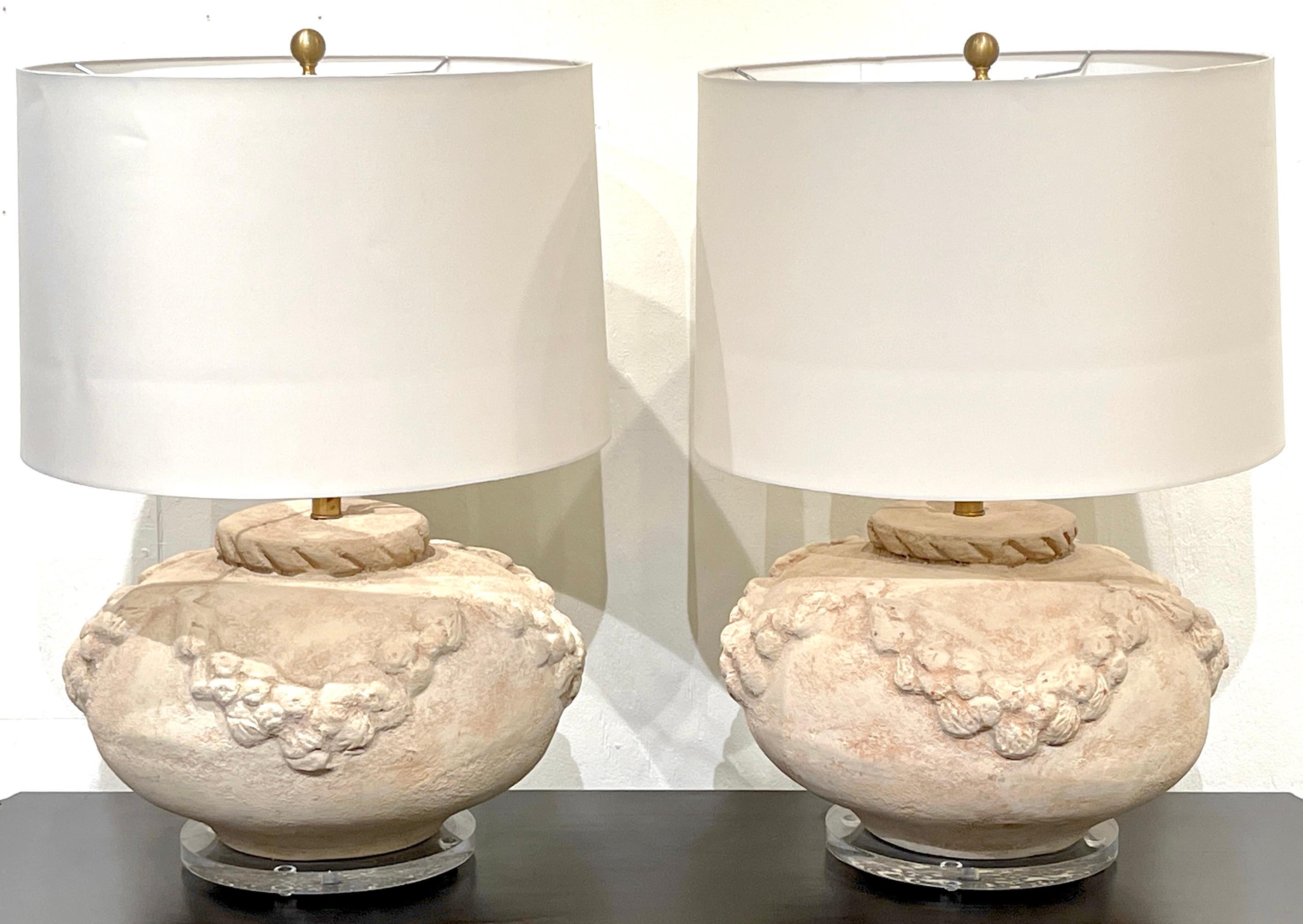 Paire de grandes lampes italiennes néoclassiques en terre cuite et lucite  en vente 2