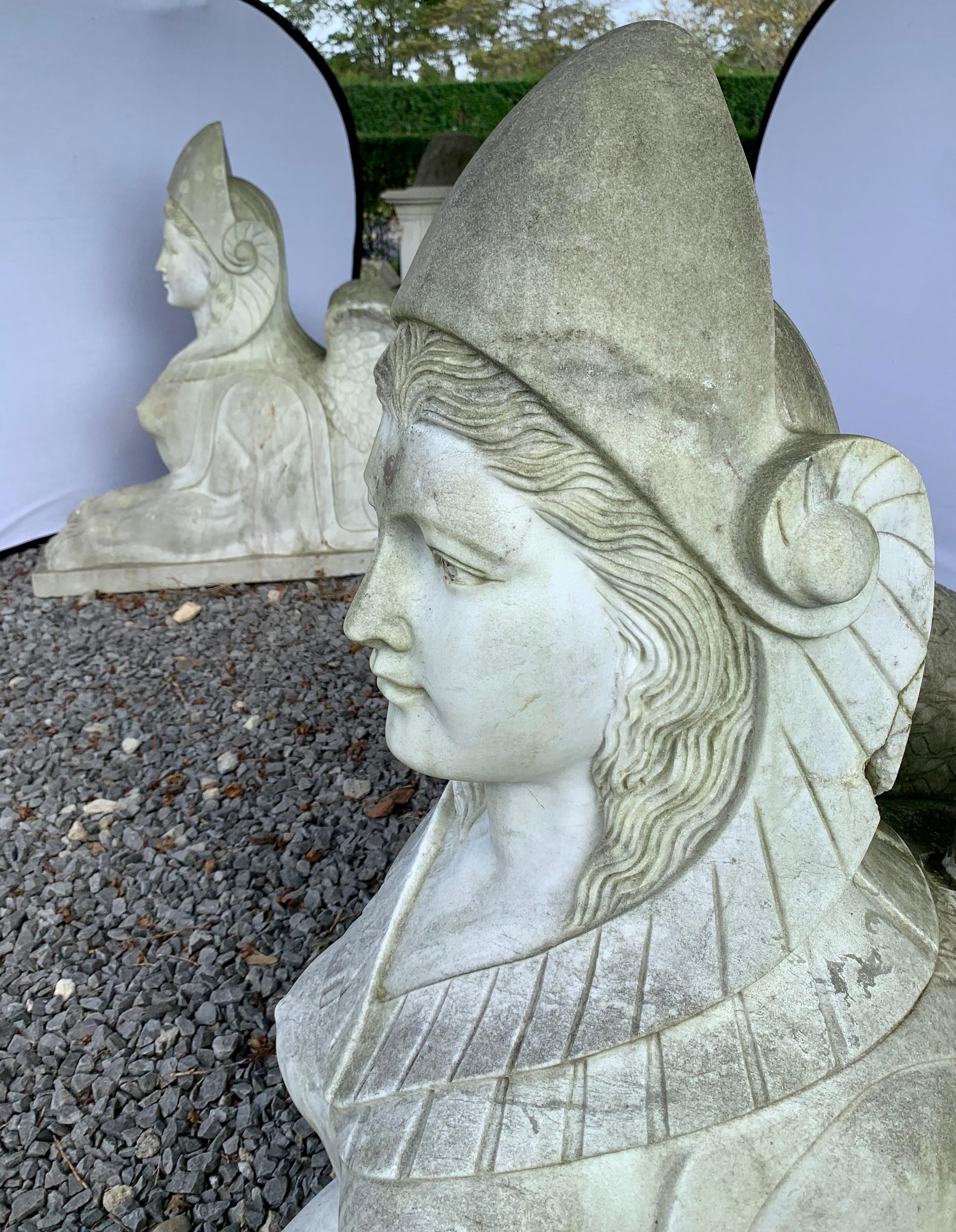 Paar großformatige Sphinx-Gartenstatuen-Skulpturen aus Marmor (Italienisch) im Angebot
