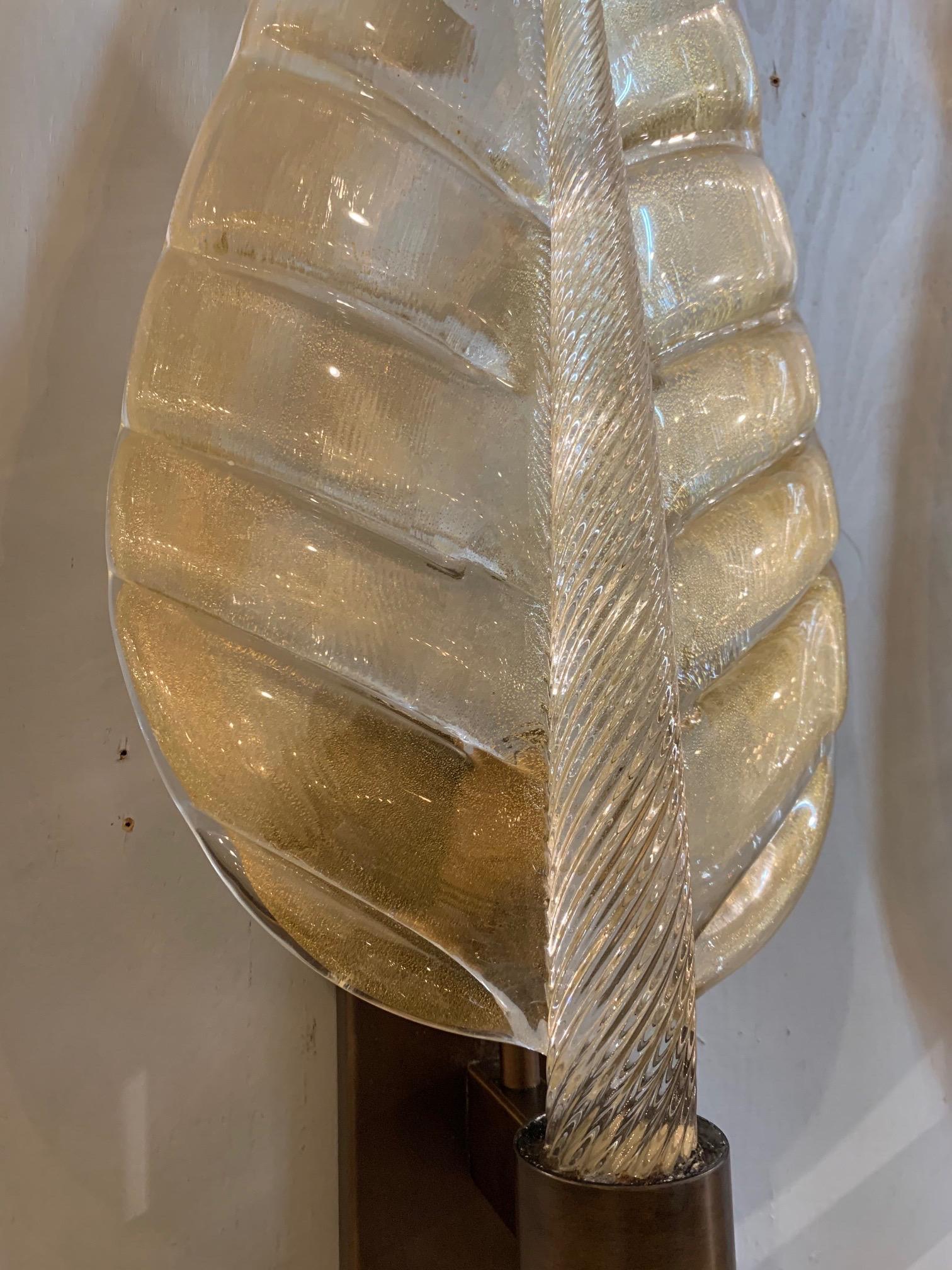 Magnifique paire d'appliques modernes de grande taille en verre de Murano en forme de feuille. De jolies mouchetures d'or sur les feuilles de verre reposant sur une jolie base en laiton. C'est une déclaration impressionnante !
