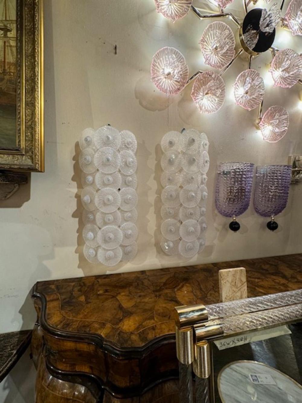 Paar großformatige Murano-Wandleuchter mit weißen Scheiben (Italienisch) im Angebot
