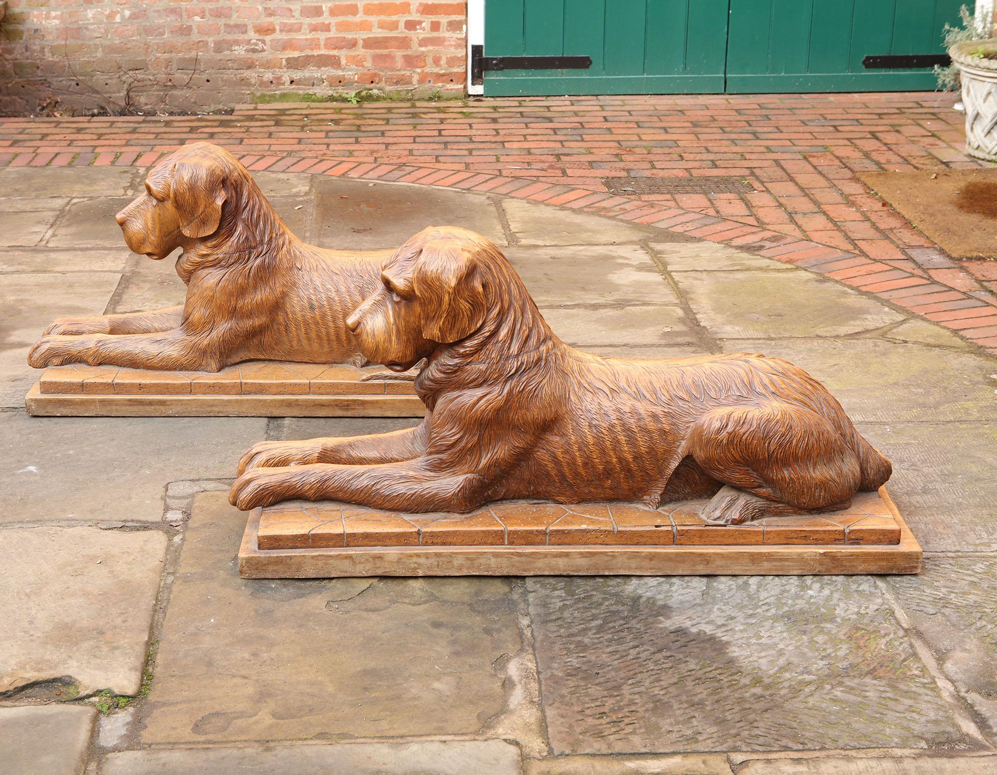 Paire de grands chiens de chasse couchant suisses sculptés de Black Forest en vente 4