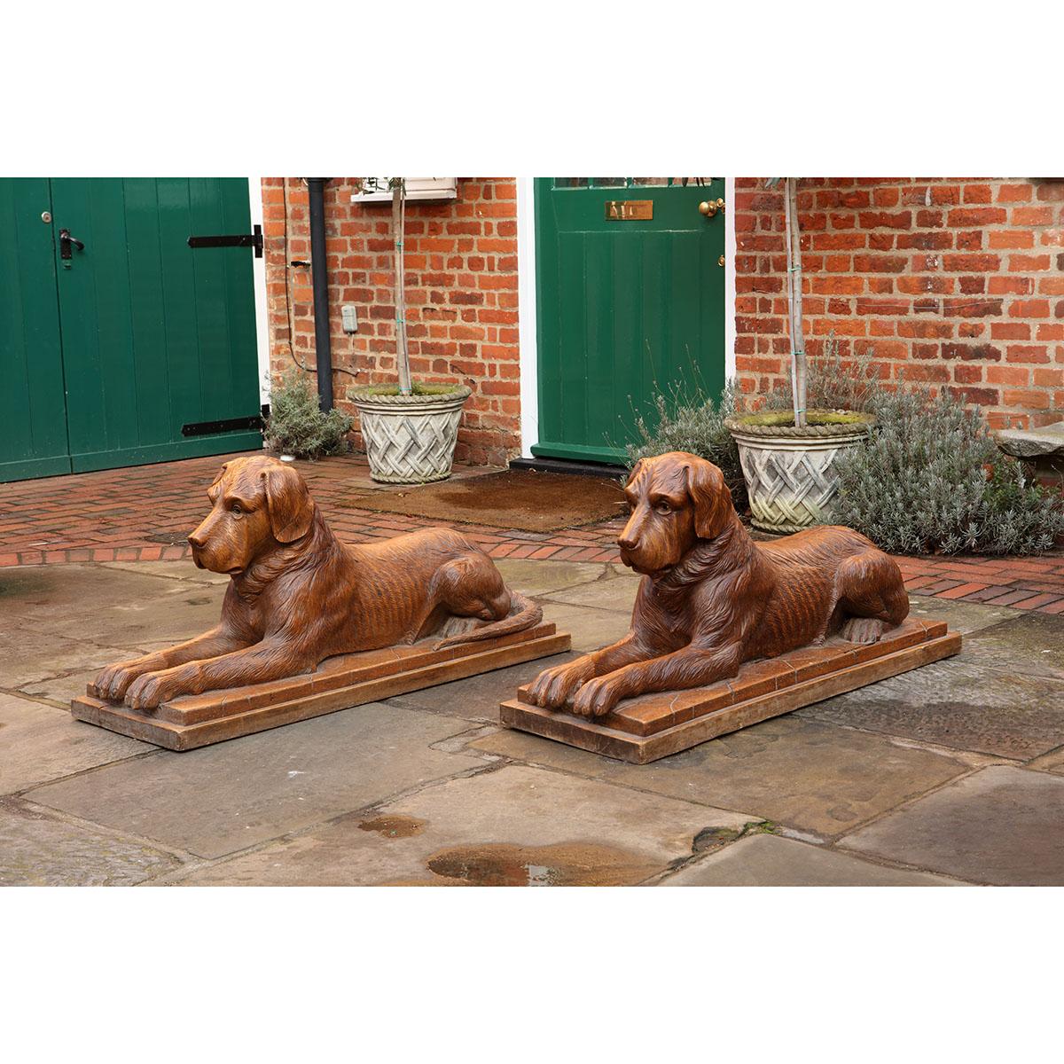 Forêt-Noire Paire de grands chiens de chasse couchant suisses sculptés de Black Forest en vente