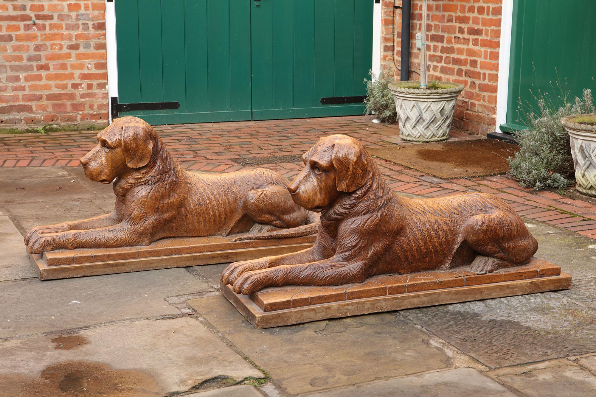 Suisse Paire de grands chiens de chasse couchant suisses sculptés de Black Forest en vente