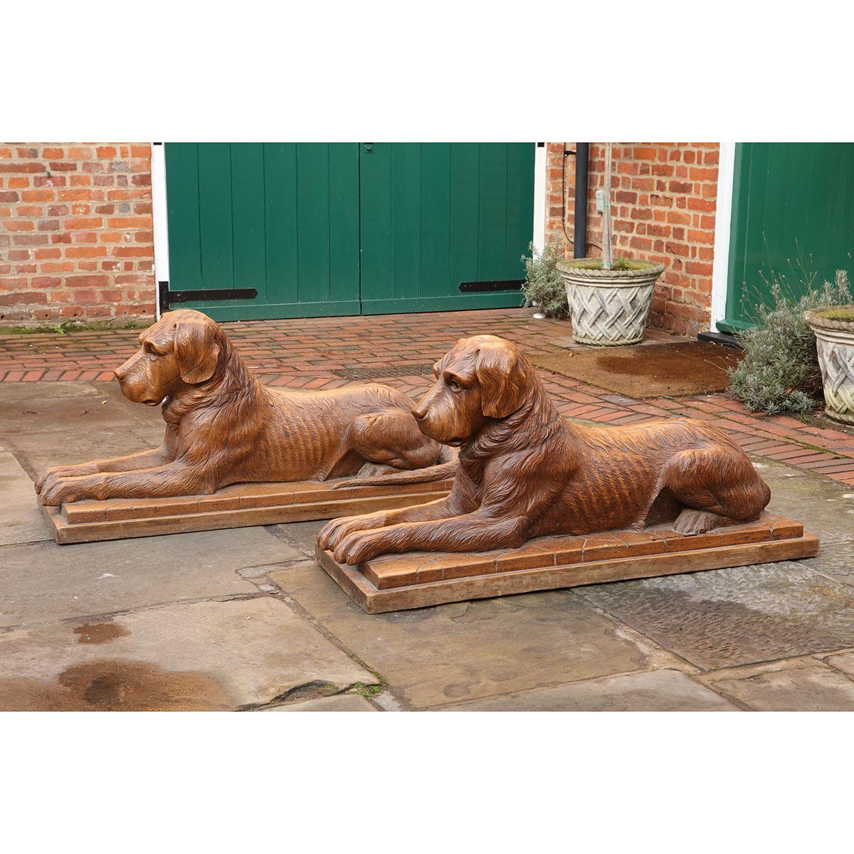 Paire de grands chiens de chasse couchant suisses sculptés de Black Forest Bon état - En vente à London, by appointment only