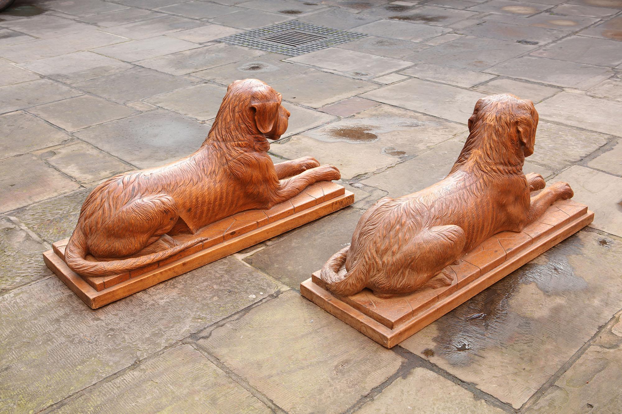 Paire de grands chiens de chasse couchant suisses sculptés de Black Forest en vente 2