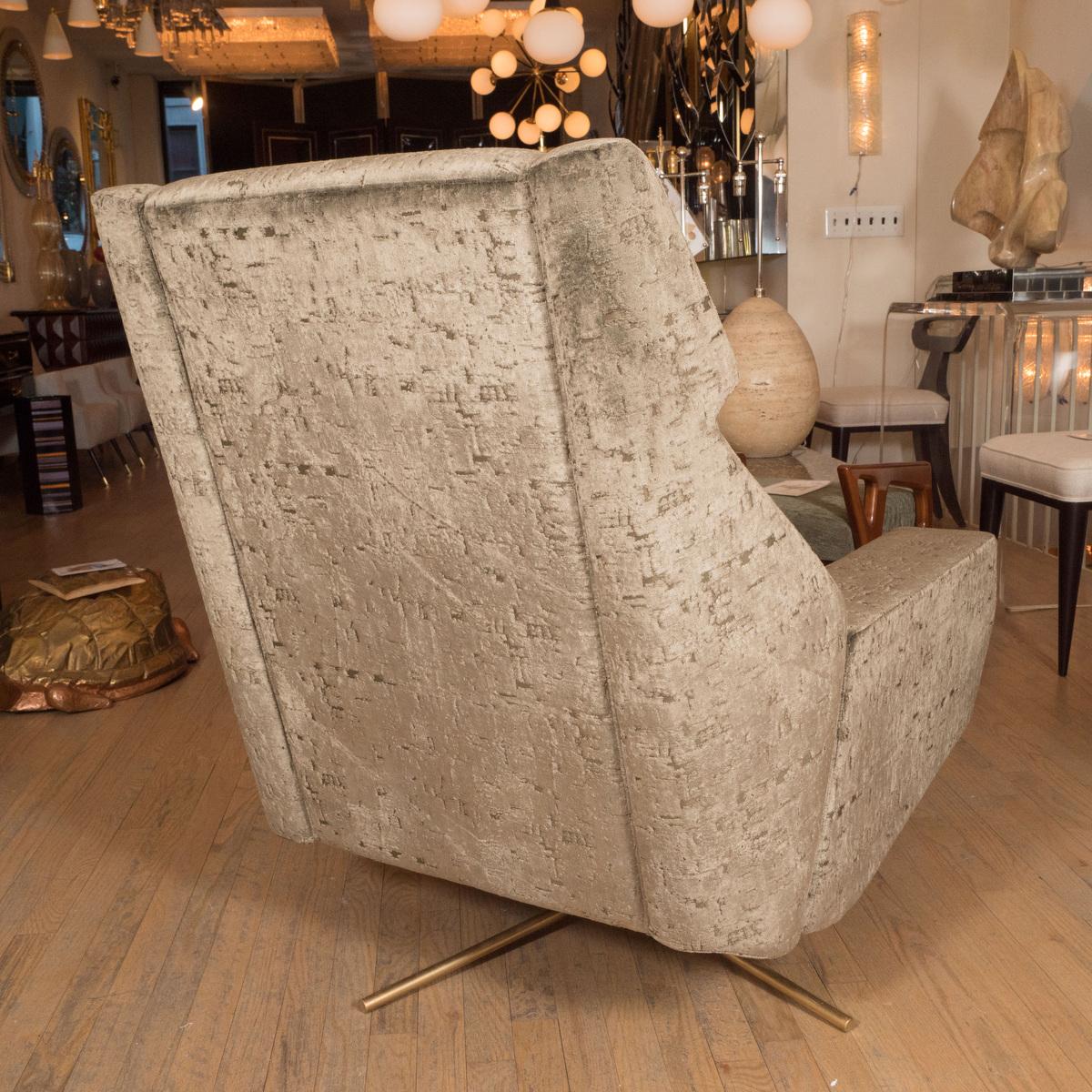 italien Paire de chaises pivotantes tapissées à grande échelle en vente