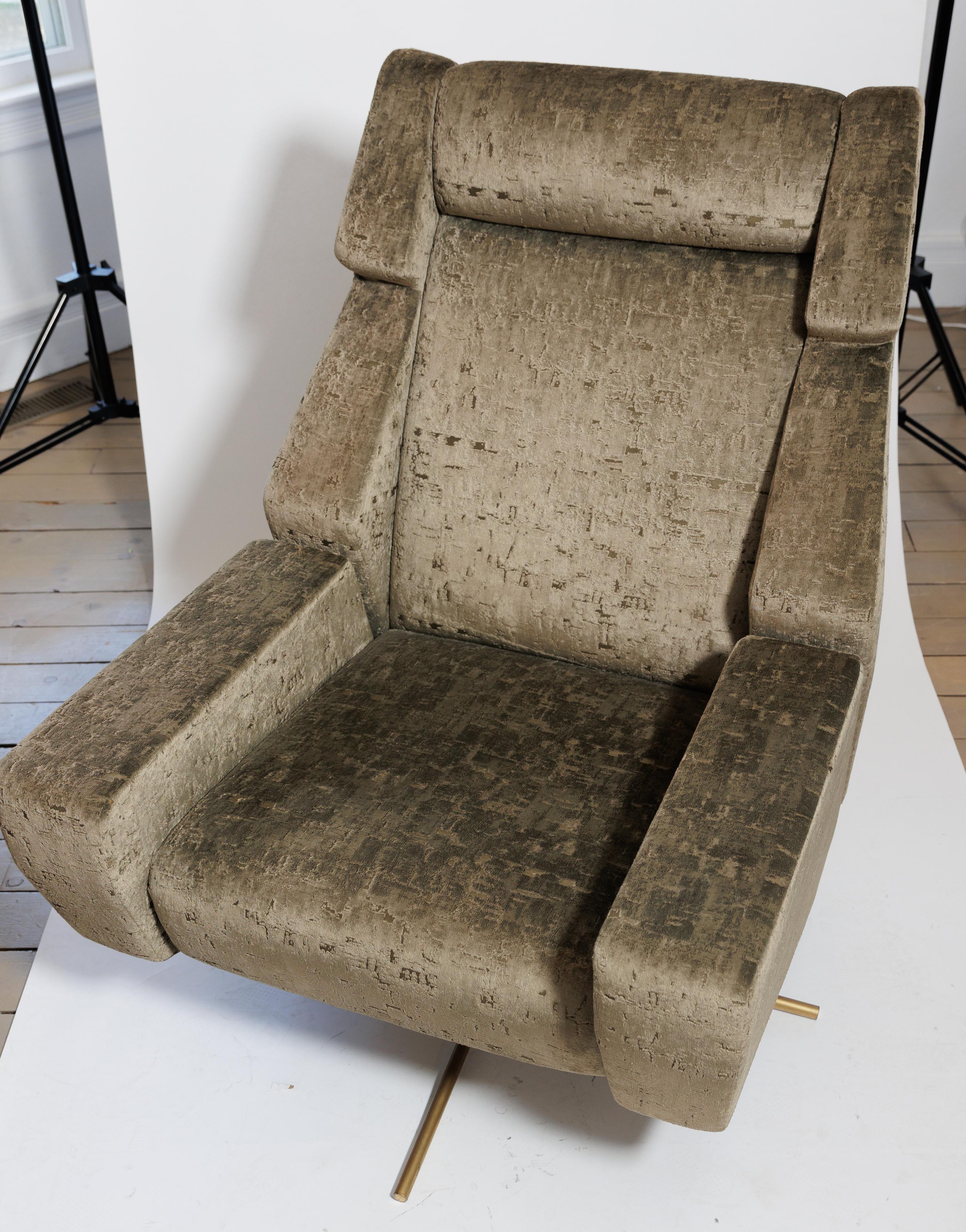 Ein Paar großformatige gepolsterte Sessel mit drehbarem Metallgestell.