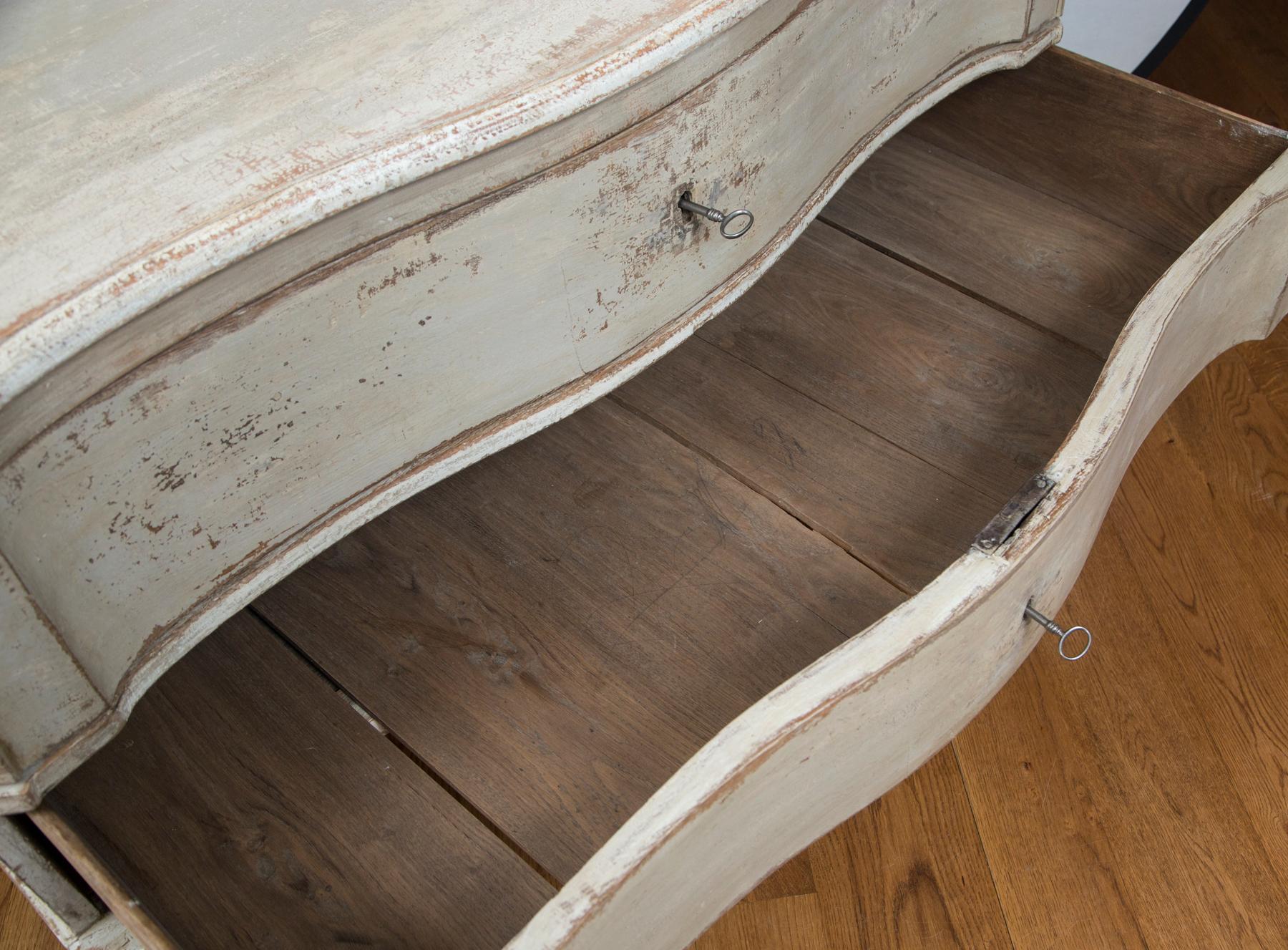 Wonderful pair of large Baroque scalloped chests in a greige and crème paint, comprised of two long drawers and finishing on high tapered legs.

Condition: Excellent, refurbished condition, paint refurbished
Dimensions:
42? wide, 26? deep, 33 ?