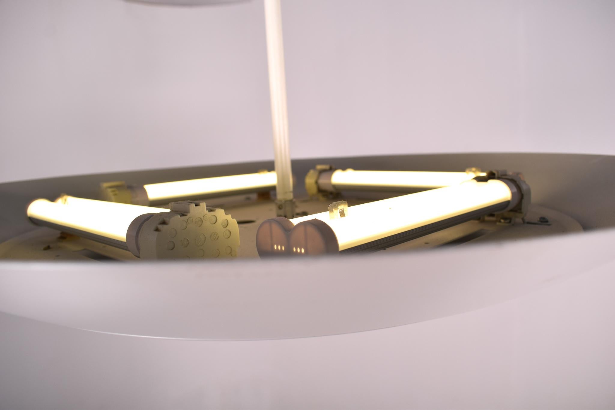 Danese Coppia di grandi lampade da soffitto scandinave in alluminio di metà secolo in bianco in vendita