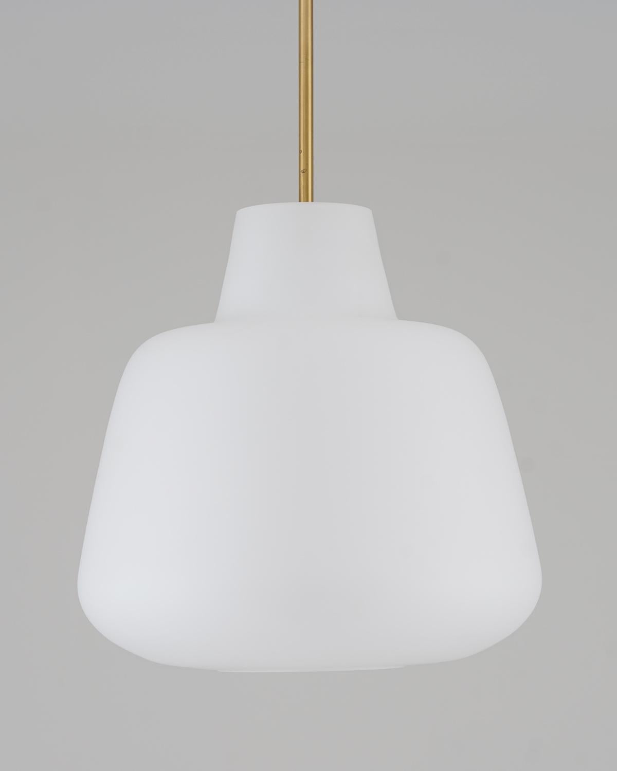 Scandinave moderne Paire de grands pendentifs en verre scandinave par ASEA, suédois moderne, années 1940 en vente