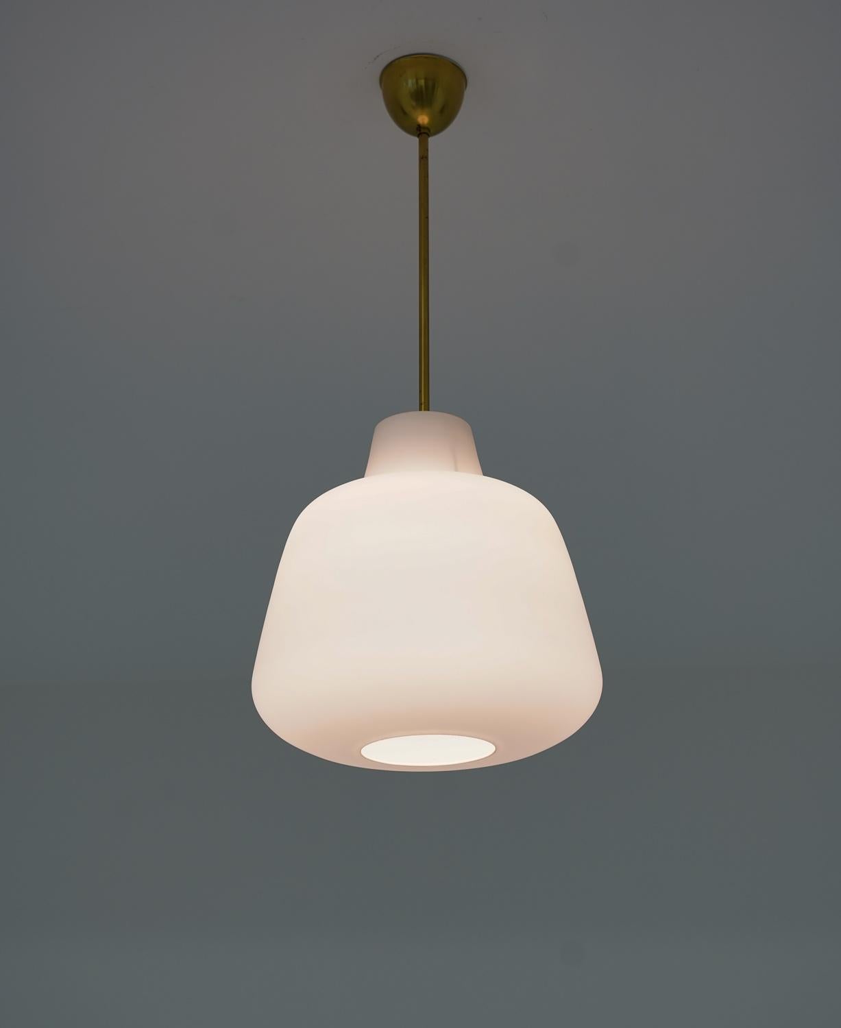 20ième siècle Paire de grands pendentifs en verre scandinave par ASEA, suédois moderne, années 1940 en vente