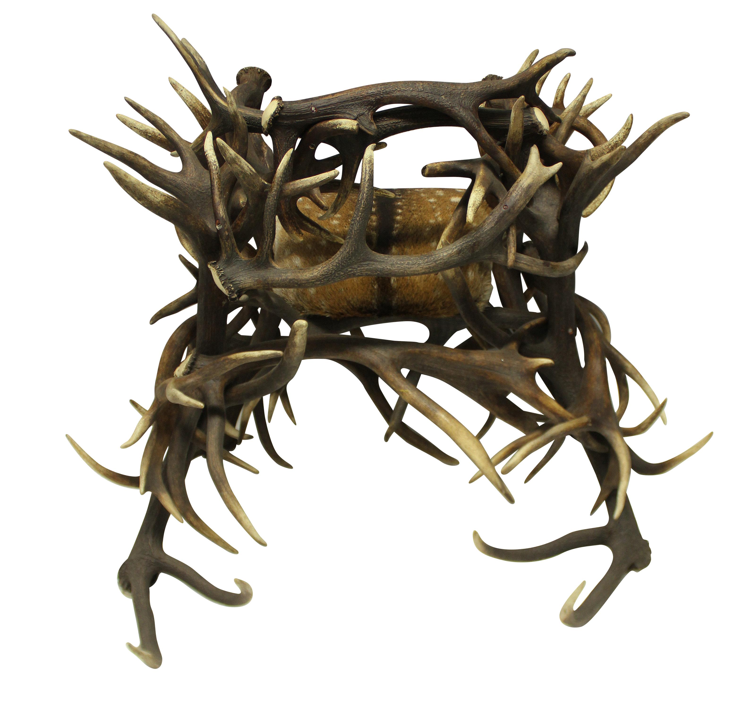 Pareja de grandes sillones escoceses de asta de trofeo, hábilmente ejecutados, con asientos de muelles de piel de gamo.