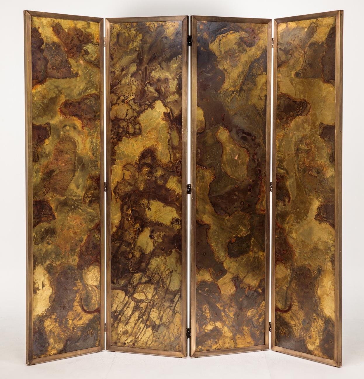 Exceptional pair of large four-leaf screens, France, circa 1980.
The frames are in patinated brass, with oxidized brass panels on one side and a mirror on the other.

Each screen weighs approximately 80 kg.
 