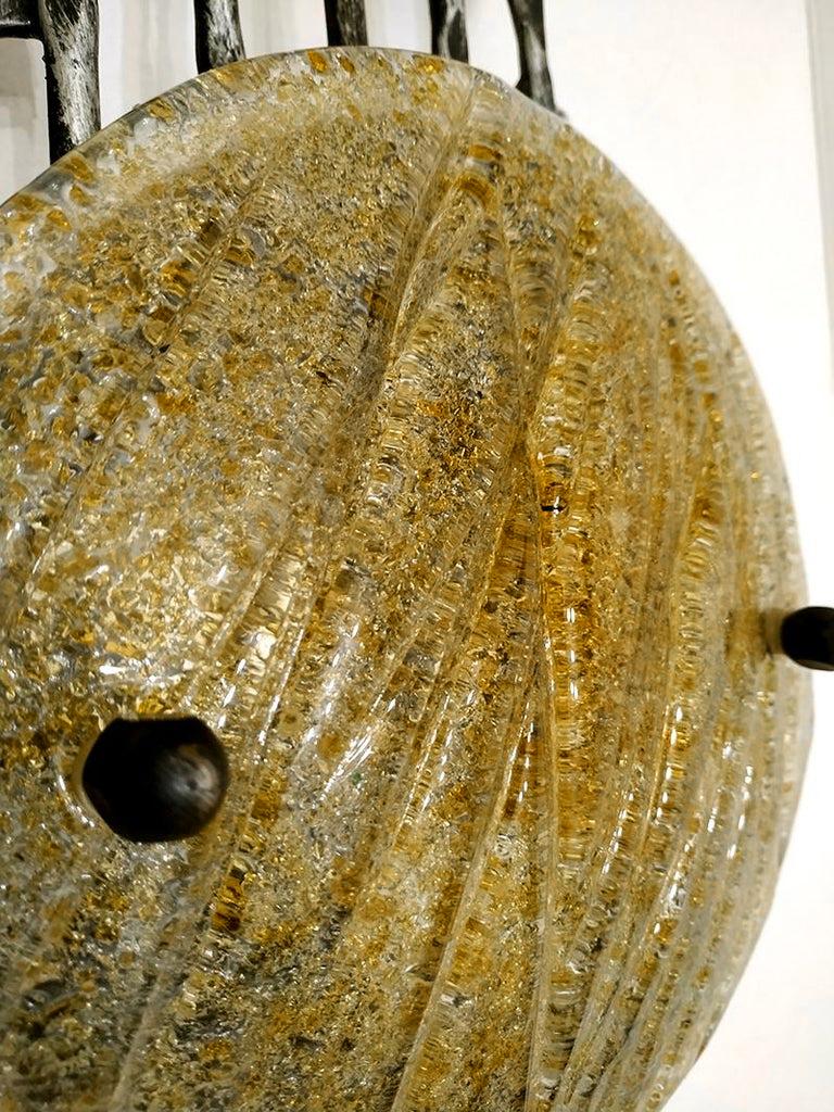 Pareja de grandes apliques escultóricos de hierro y cristal, años 60 Brutalista en venta