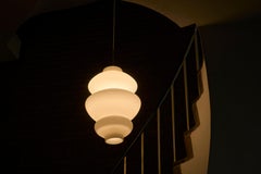 Coppia di grandi lampade a sospensione scultoree di metà secolo in vetro opalino 1960