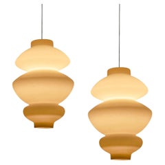 Coppia di grandi lampade a sospensione scultoree di metà secolo in vetro opalino 1960