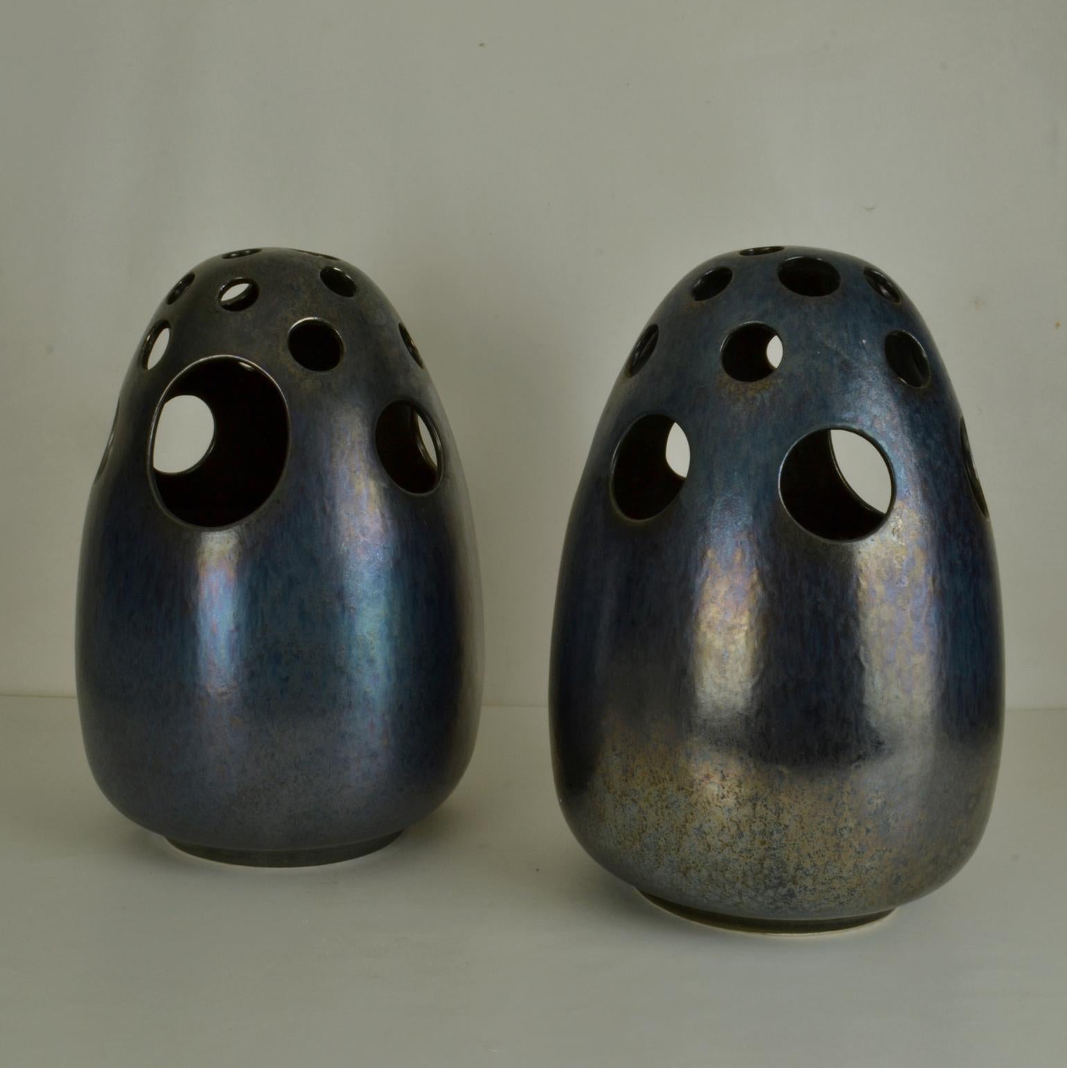 Große skulpturale Vasen aus perforierter Keramik, Paar (Französisch) im Angebot