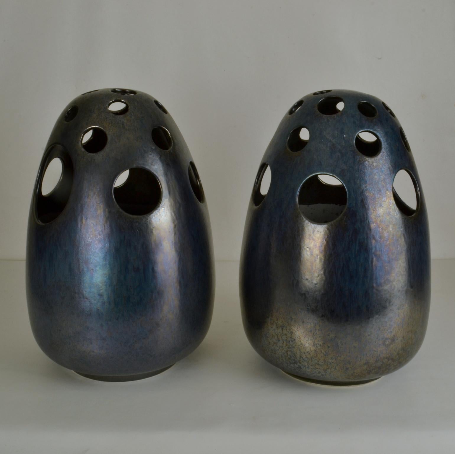 Große skulpturale Vasen aus perforierter Keramik, Paar im Zustand „Hervorragend“ im Angebot in London, GB