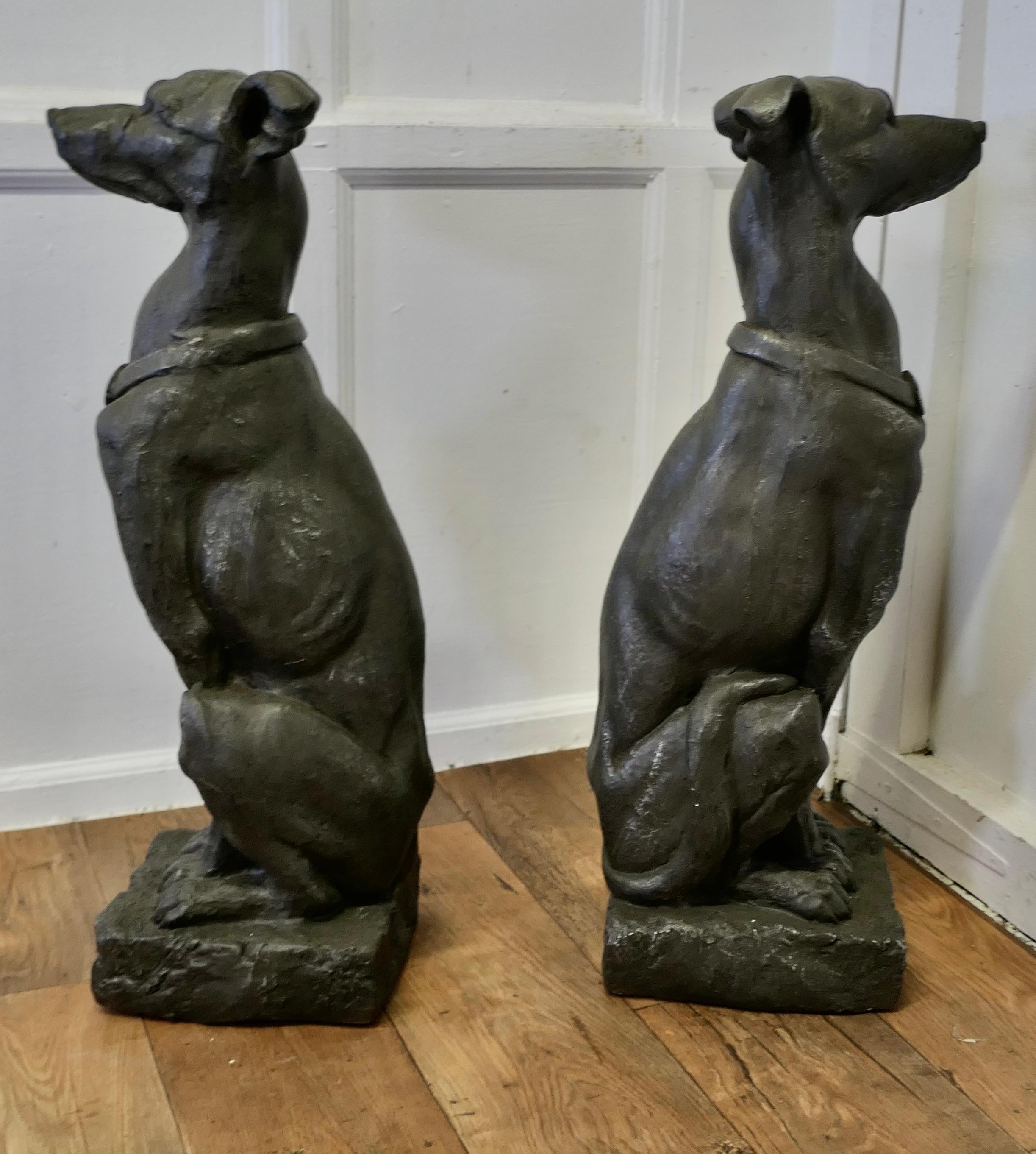 Paire de grandes sculptures  Chiens lévriers Bon état - En vente à Chillerton, Isle of Wight