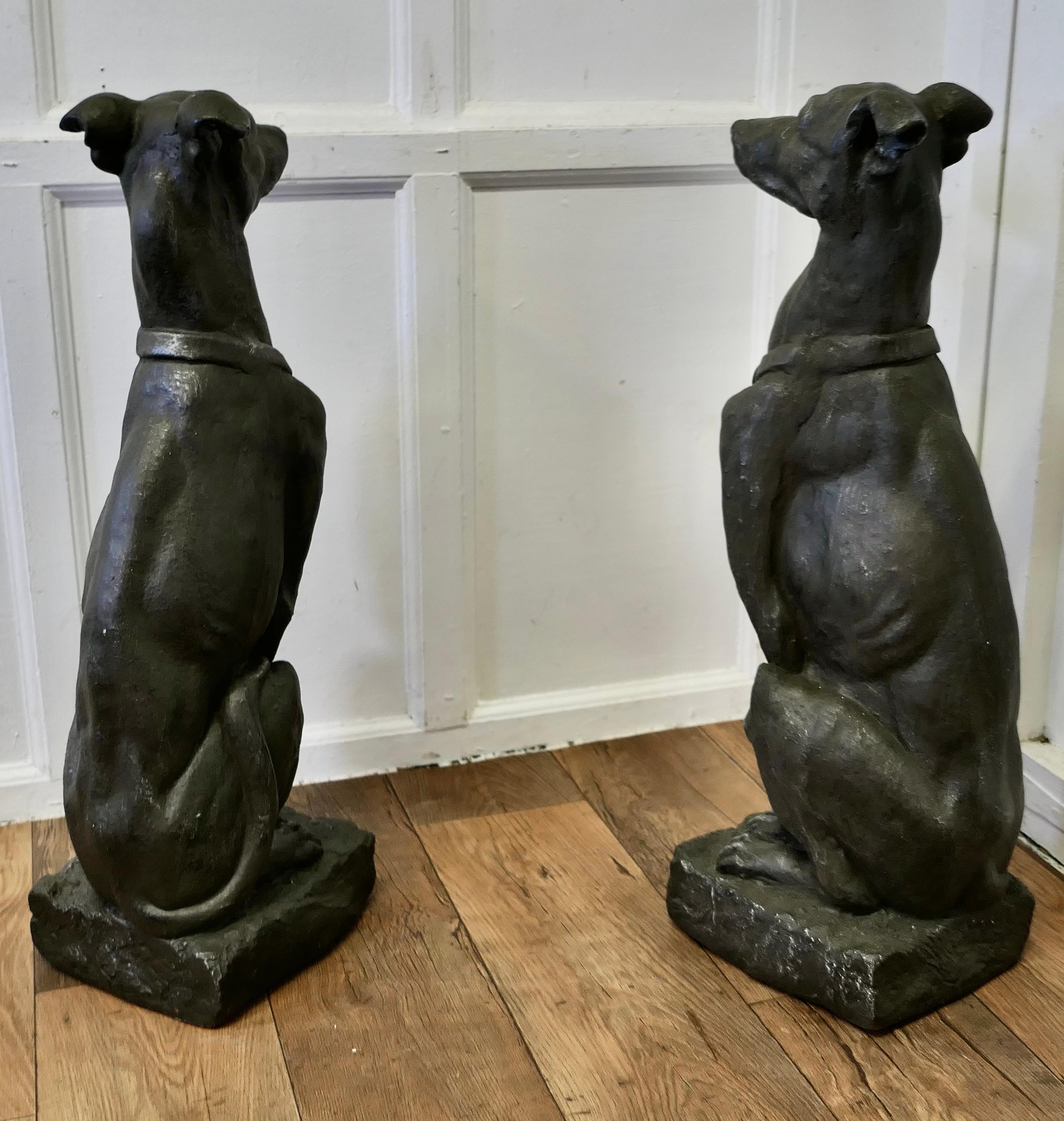 Paar große skulpturale Skulpturen  Greyhound-Hunde (Mitte des 20. Jahrhunderts) im Angebot