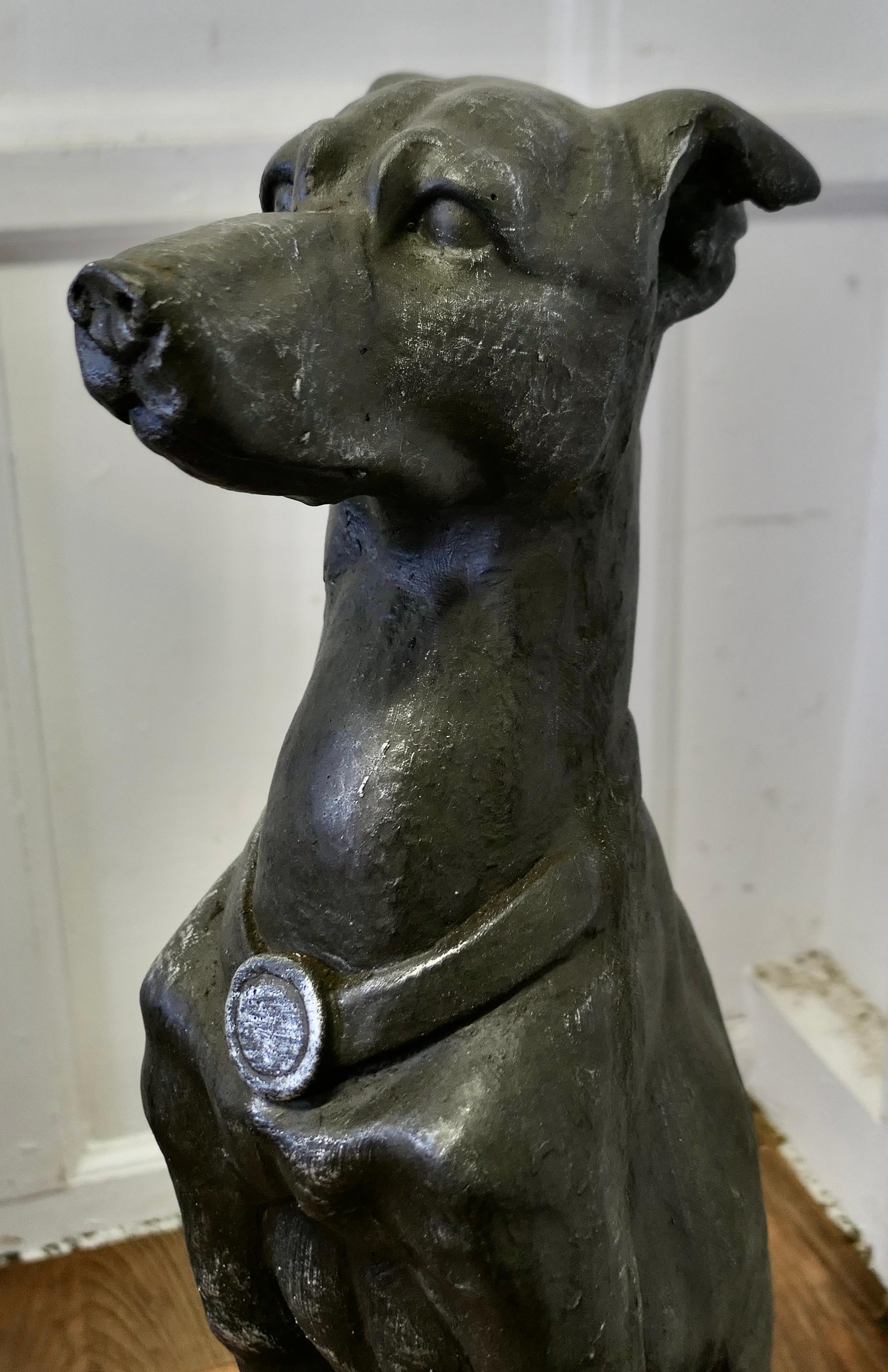 Paar große skulpturale Skulpturen  Greyhound-Hunde (Ton) im Angebot
