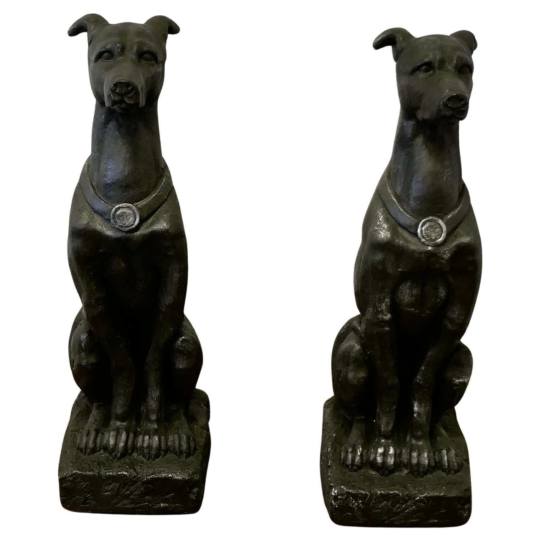 Paar große skulpturale Skulpturen  Greyhound-Hunde