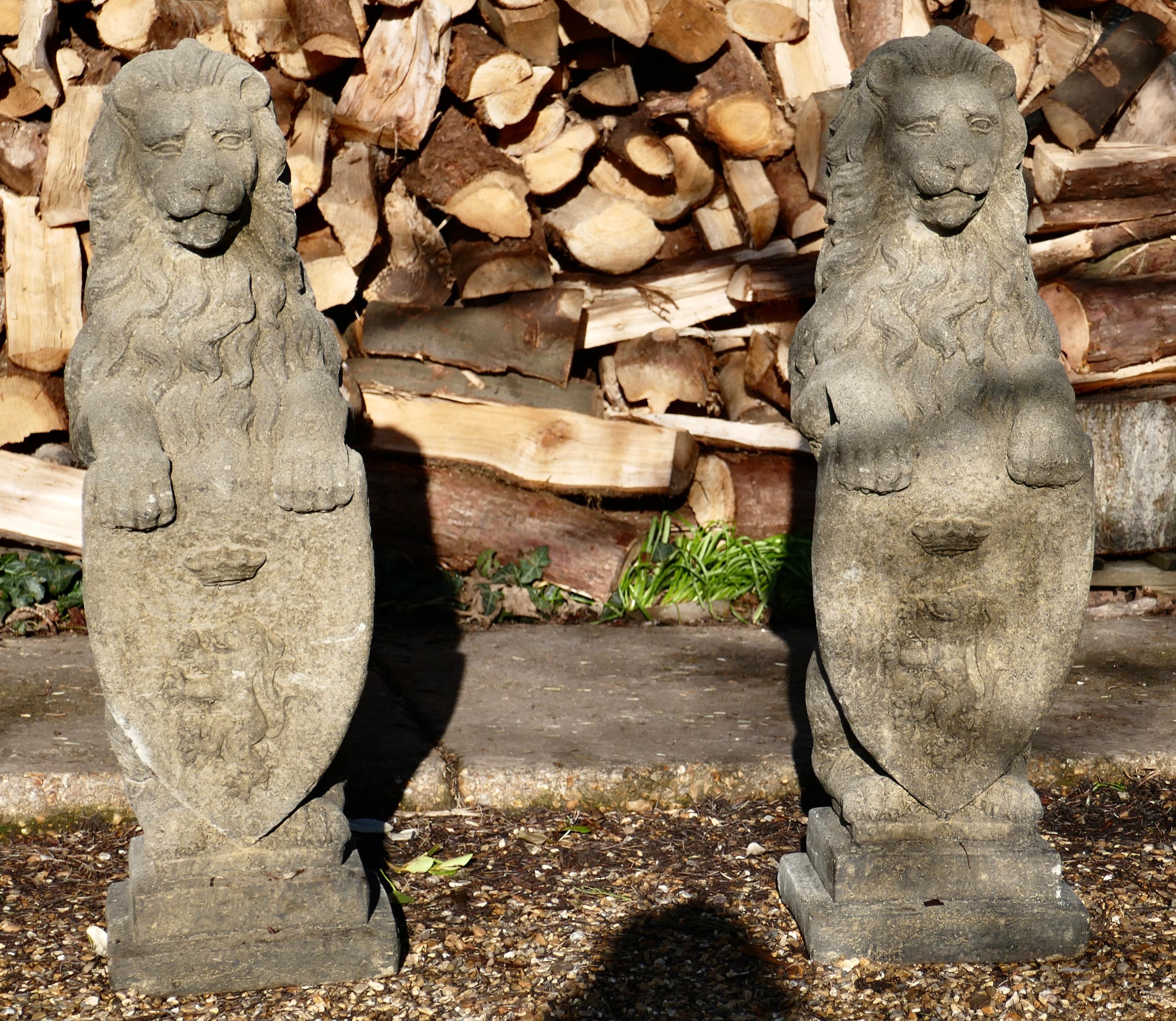 Pair of Large Sculptures of English Stone Heraldic Lions In Good Condition In Chillerton, Isle of Wight