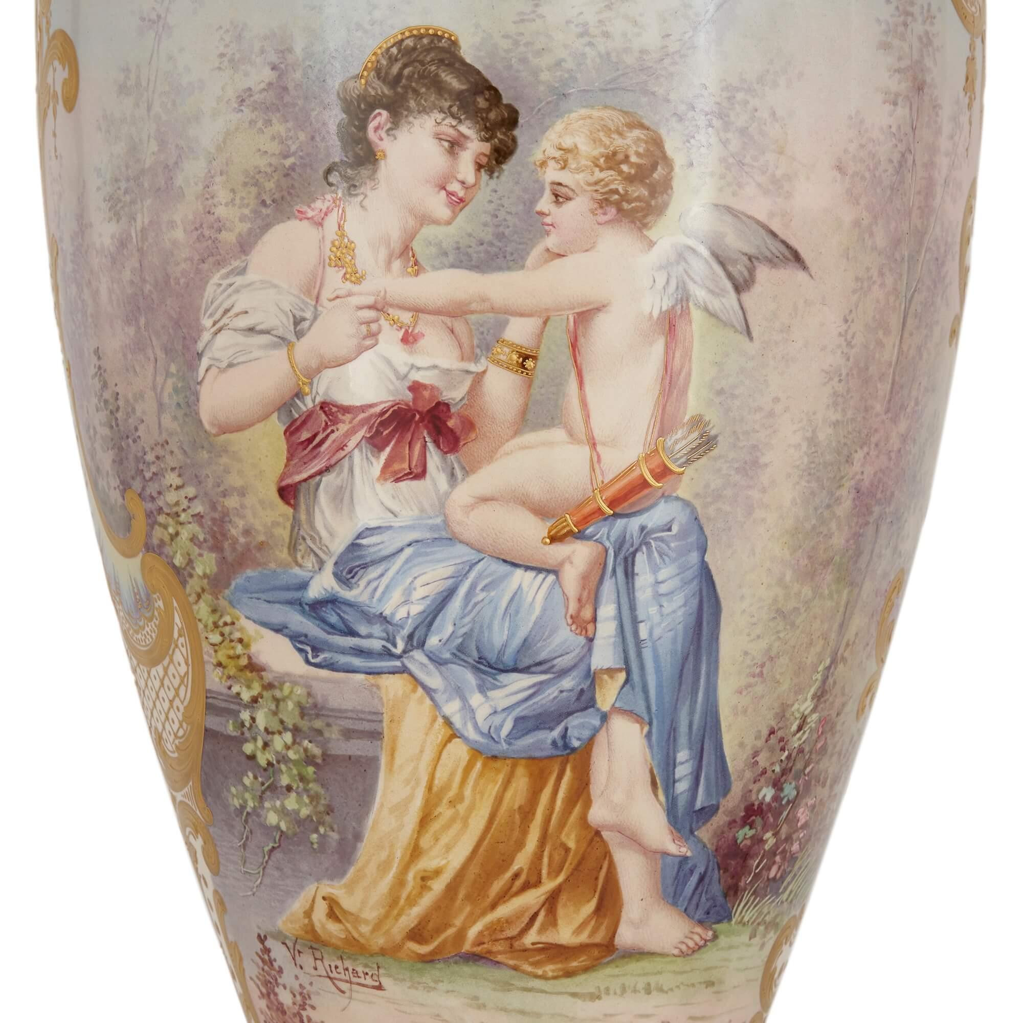 Paire de grands vases montés en porcelaine dorée de style Sèvres.
Français, Fin du XIXe siècle.
Hauteur 97 cm, diamètre 26 cm.

Ces magnifiques vases sont une paire de pièces de style Sèvres, à la manière de la célèbre manufacture de porcelaine