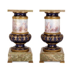 Pareja de grandes pedestales estilo Sèvres en porcelana, ormolu y ónice verde