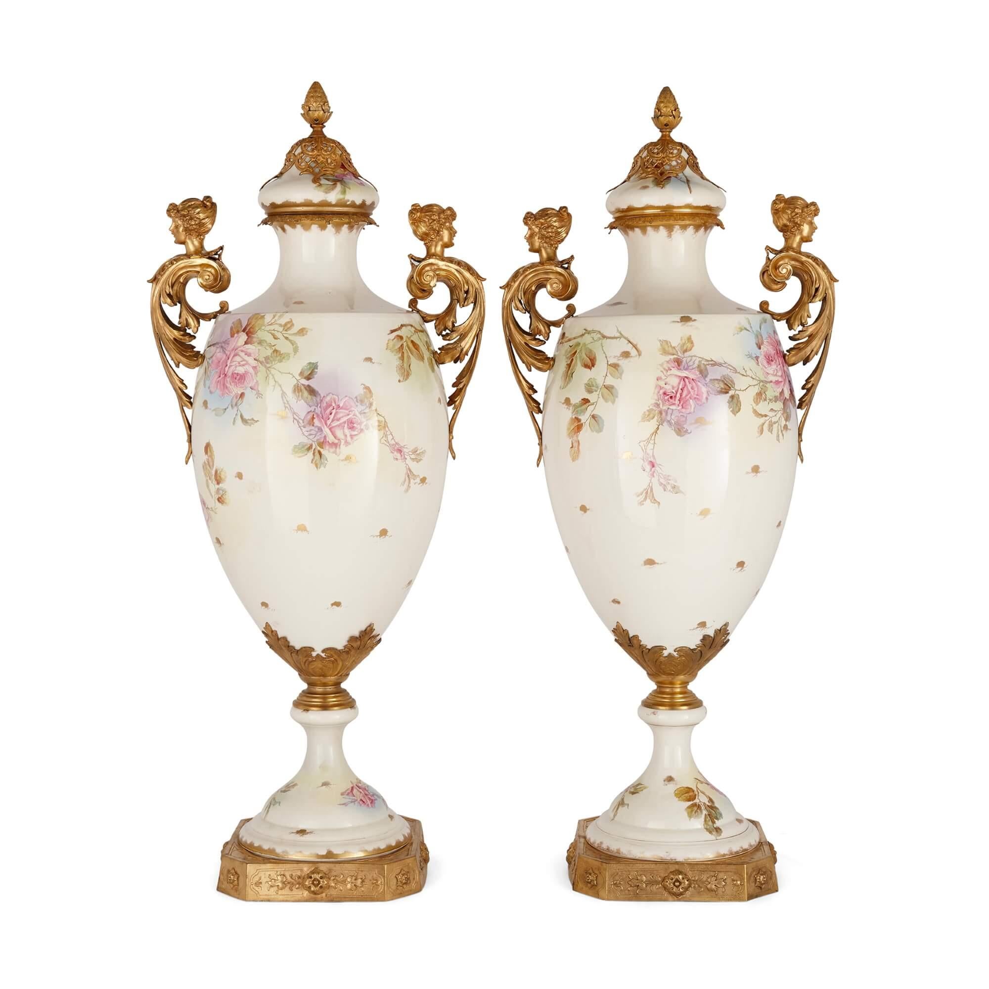 Paar große Vasen aus Porzellan und vergoldetem Metall im Stil von Sèvres
Französisch, 20. Jahrhundert
Höhe 97cm, Breite 42cm, Tiefe 30cm

Diese feinen Vasen mit Deckeln, kunstvollen Goldmetallbeschlägen, floral bemalten, dekorativen Porzellankörpern