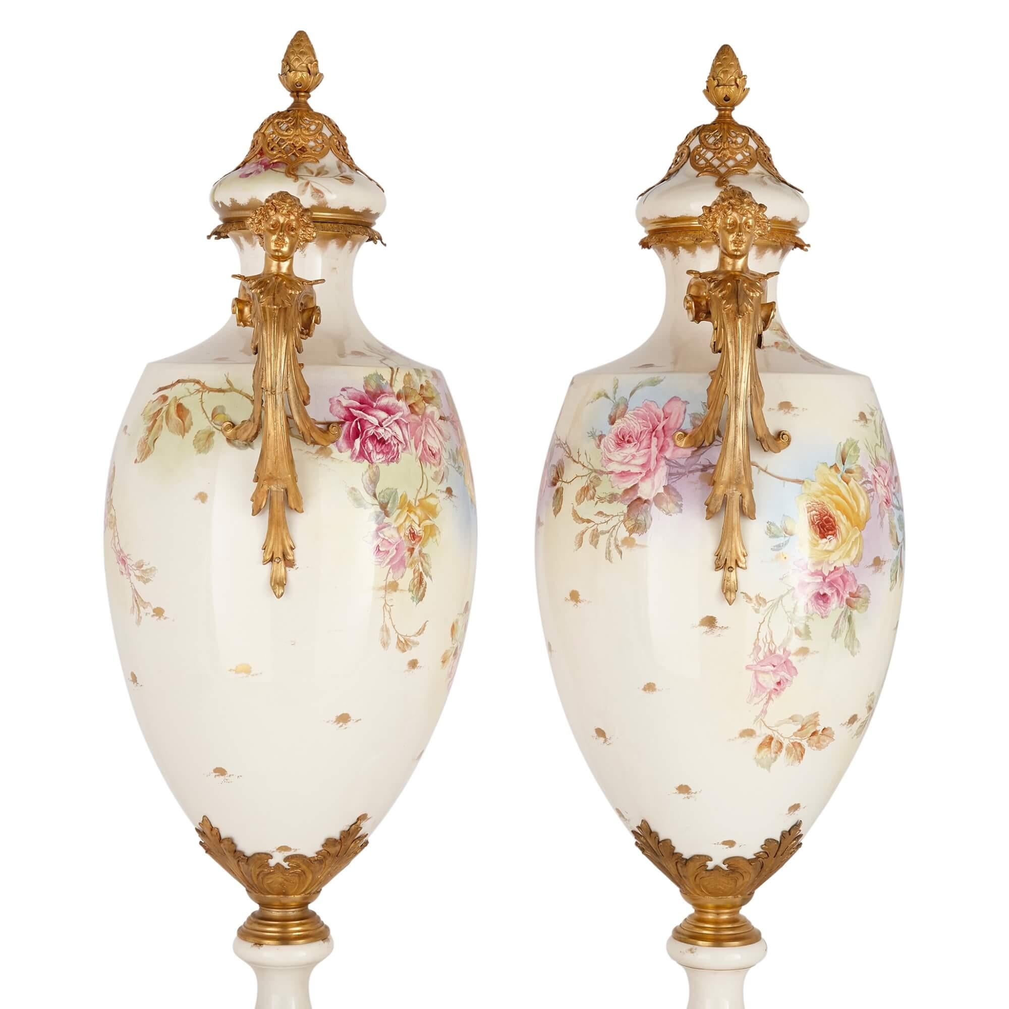 Paar große Vasen aus Porzellan und vergoldetem Metall im Sèvres-Stil (Rokoko) im Angebot