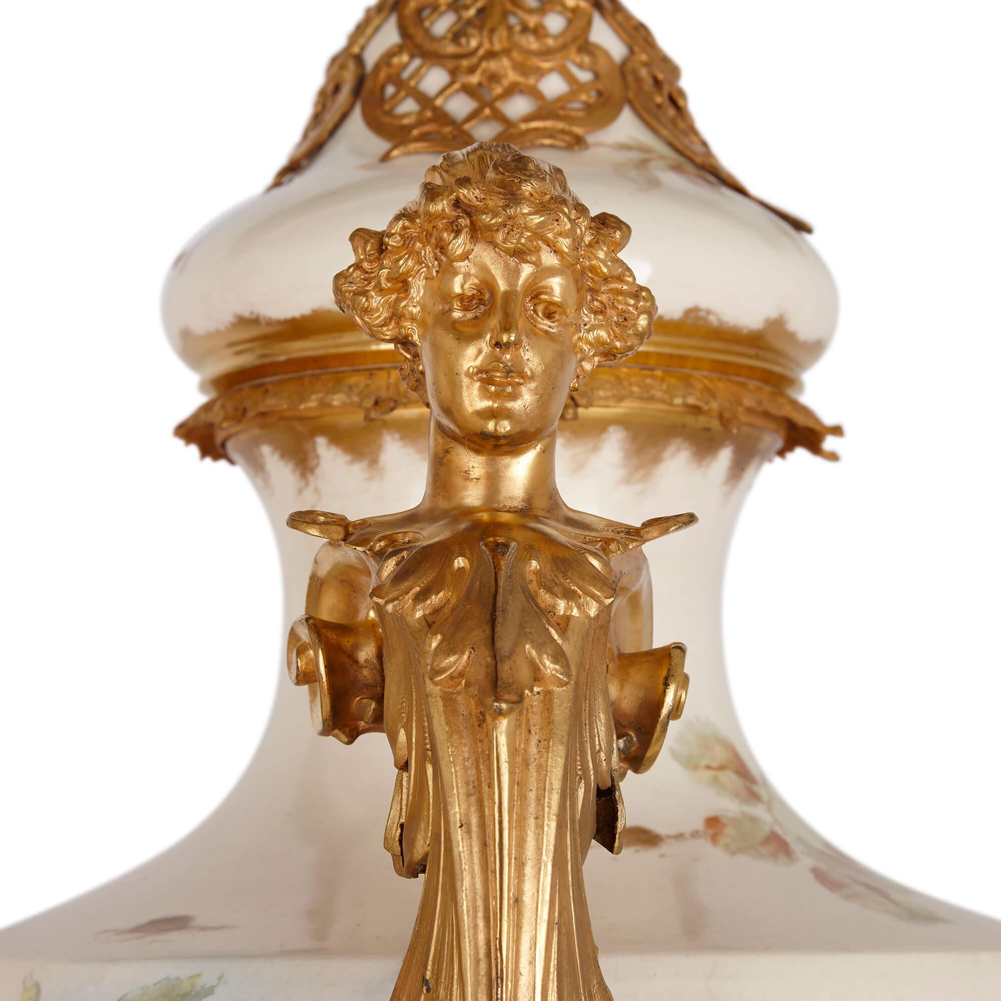 Paar große Vasen aus Porzellan und vergoldetem Metall im Sèvres-Stil im Zustand „Hervorragend“ im Angebot in London, GB