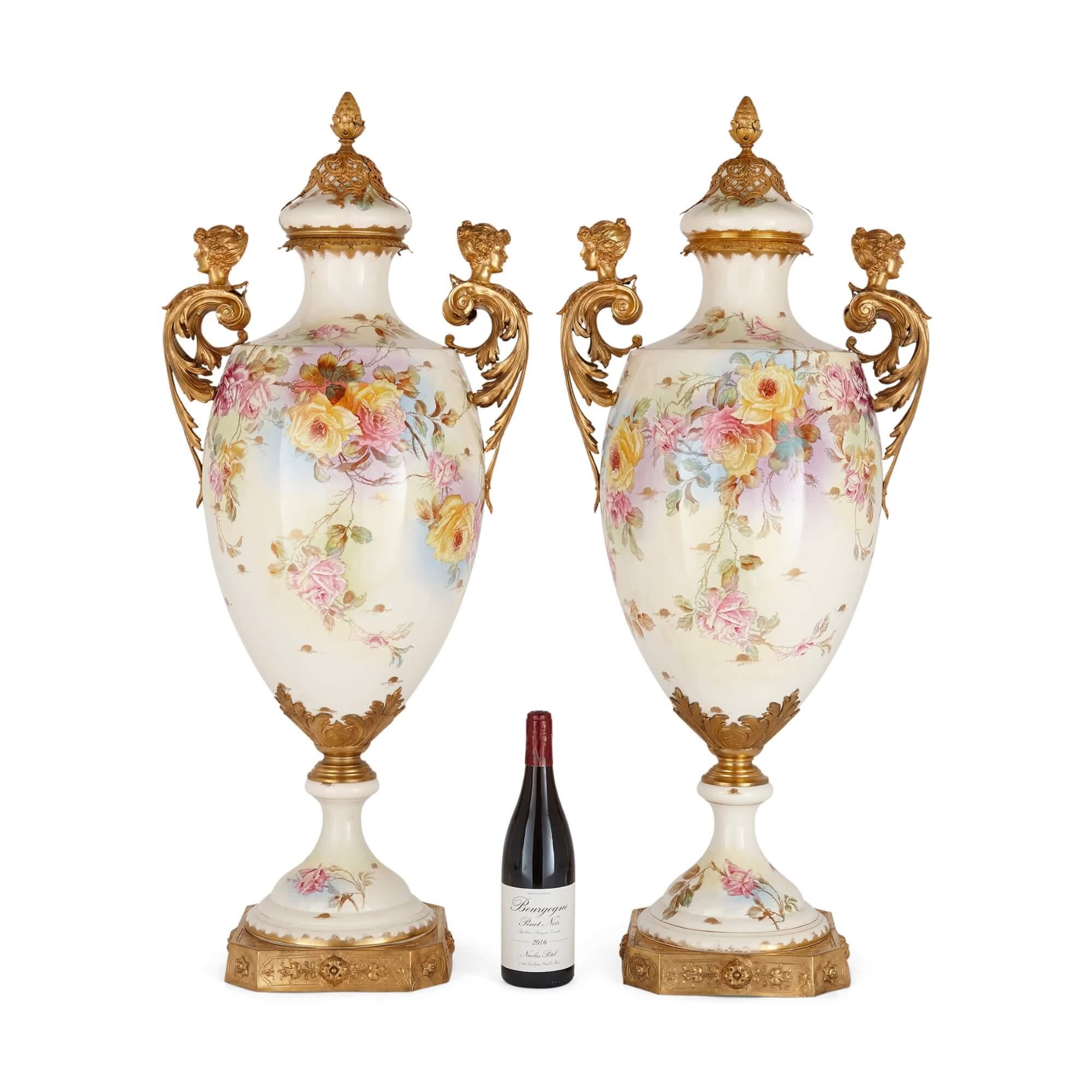 Paar große Vasen aus Porzellan und vergoldetem Metall im Sèvres-Stil (20. Jahrhundert) im Angebot