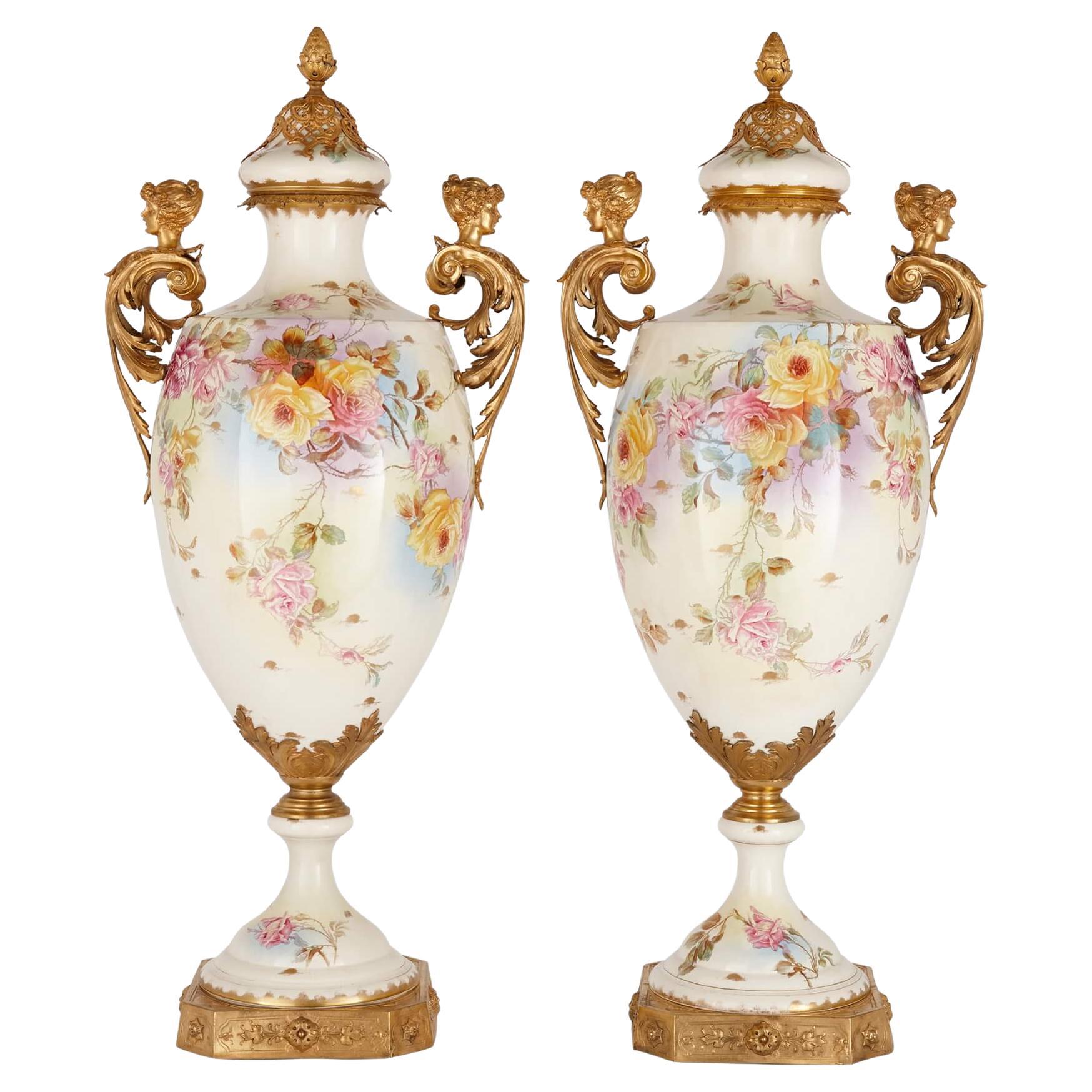 Paar große Vasen aus Porzellan und vergoldetem Metall im Sèvres-Stil im Angebot