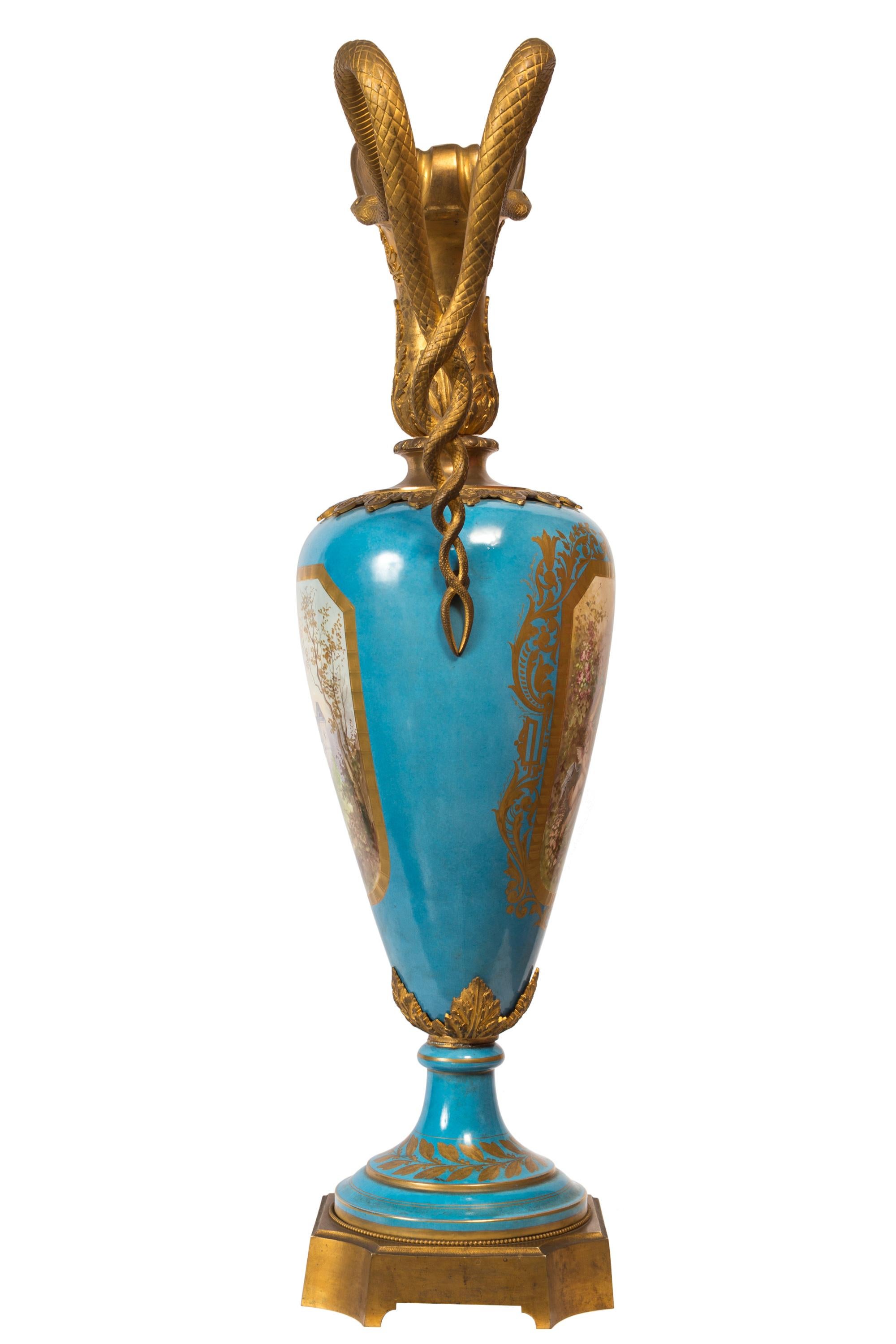 Bronze Paire de grands vases en porcelaine de style Sèvres, ormolu détaillé, poignées serpentines en vente