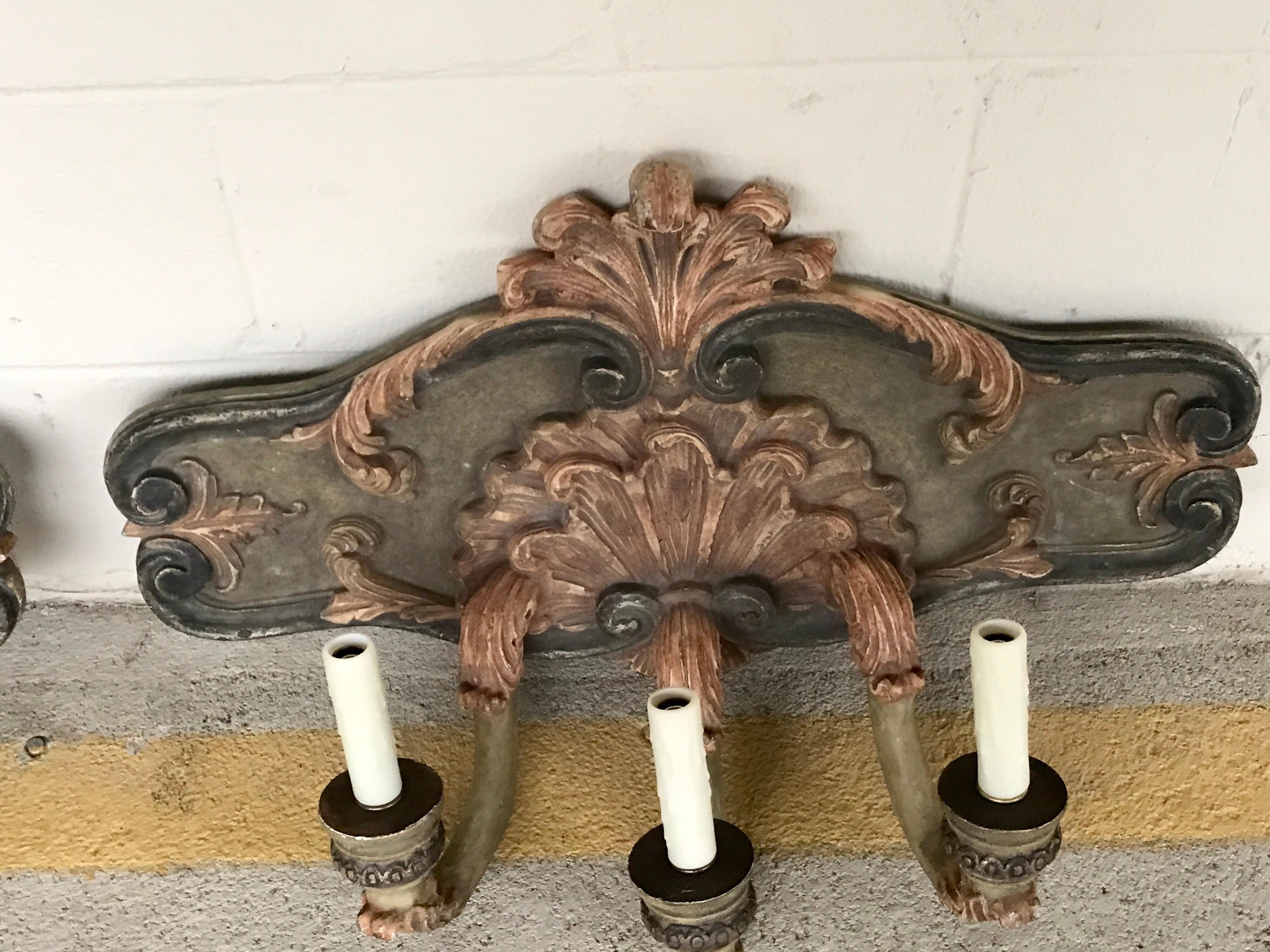 Pair of Large Shell Carved Polychromed Three-Light Sconces (Holz) im Angebot