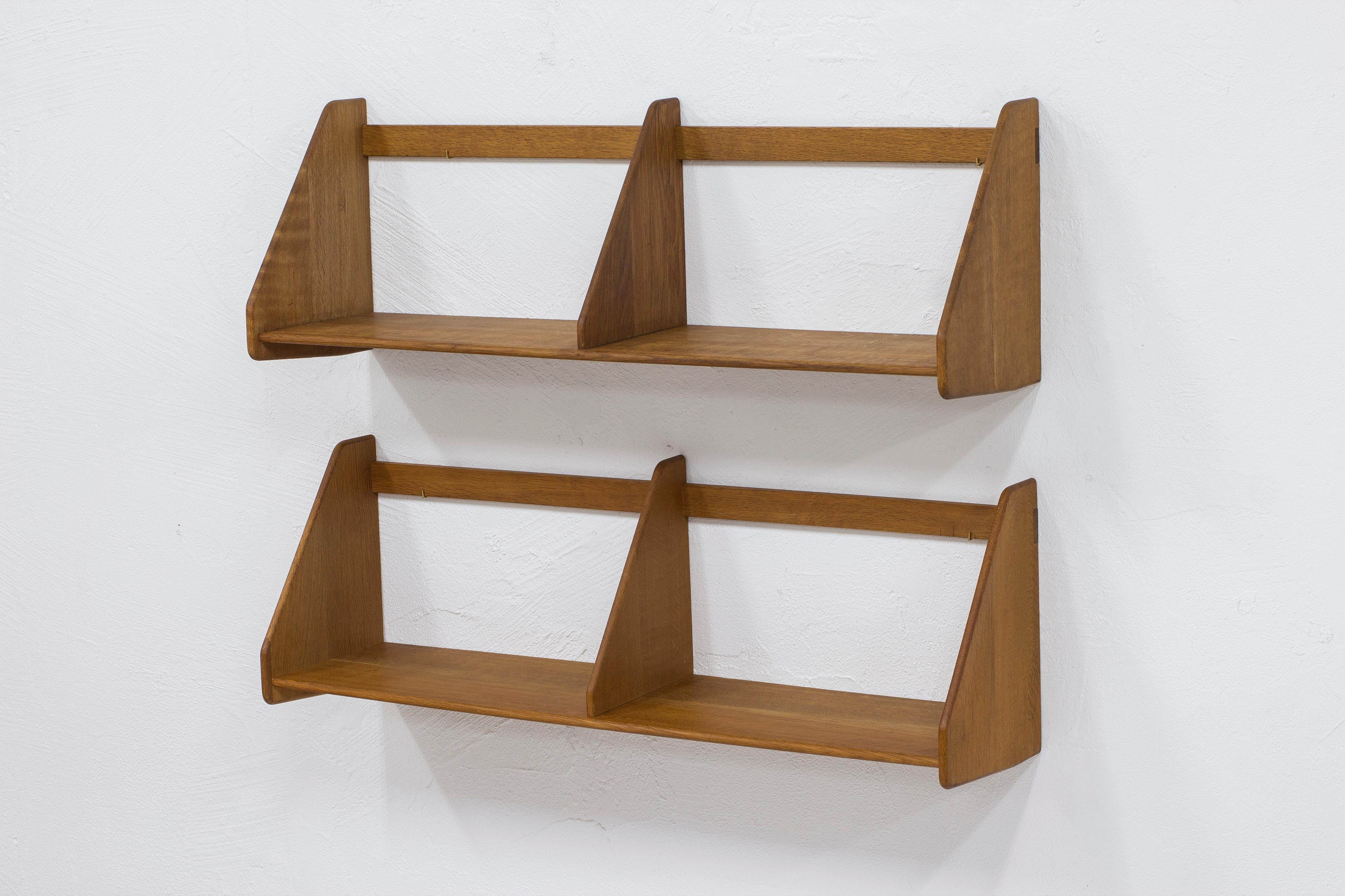 Scandinavian Modern Pair of large shelves in oak RY21 by Hans J. Wegner, Denmark, 1950s For Sale