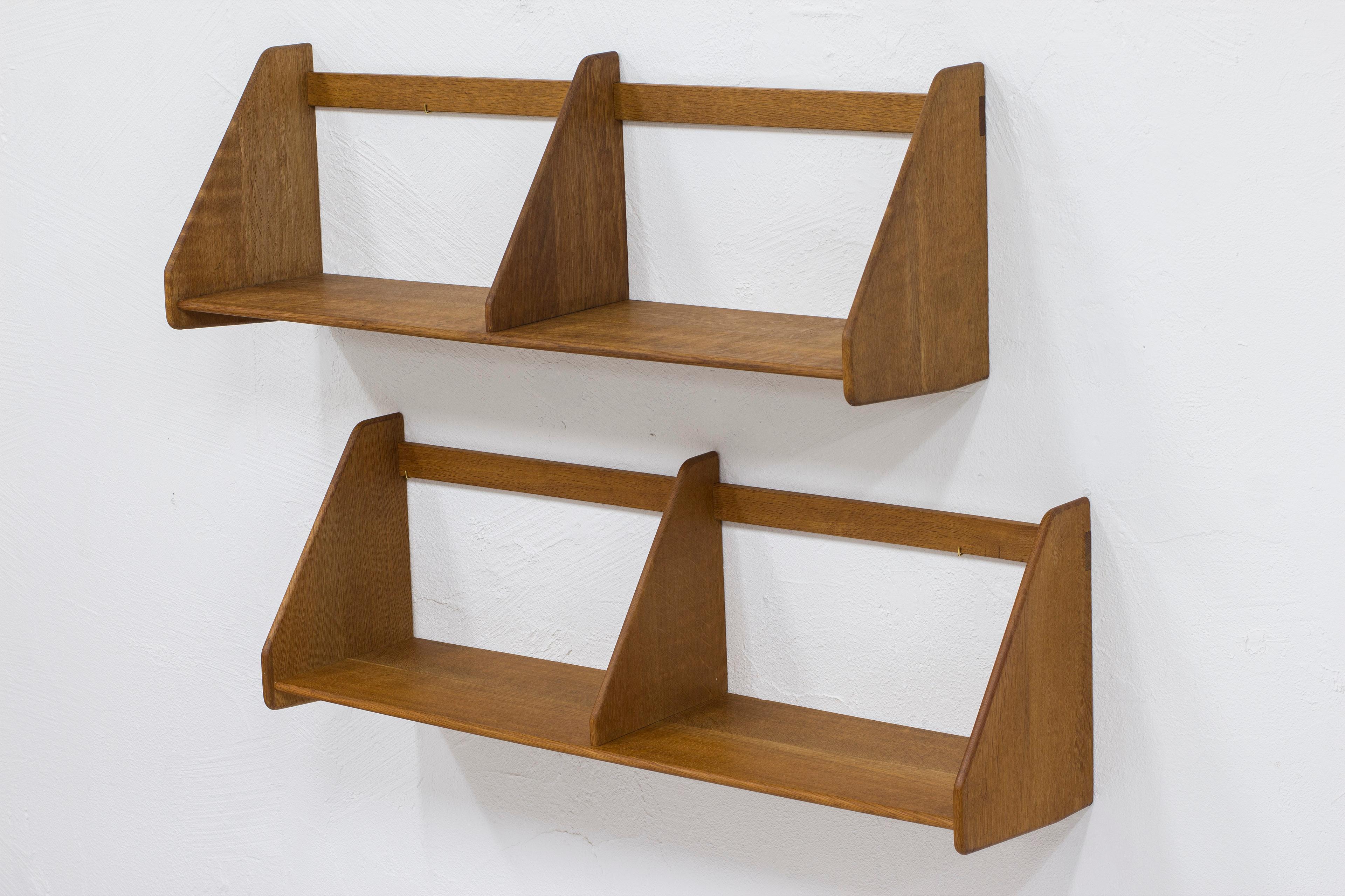 Pair of large shelves in oak RY21 by Hans J. Wegner, Denmark, 1950s In Good Condition For Sale In Hägersten, SE