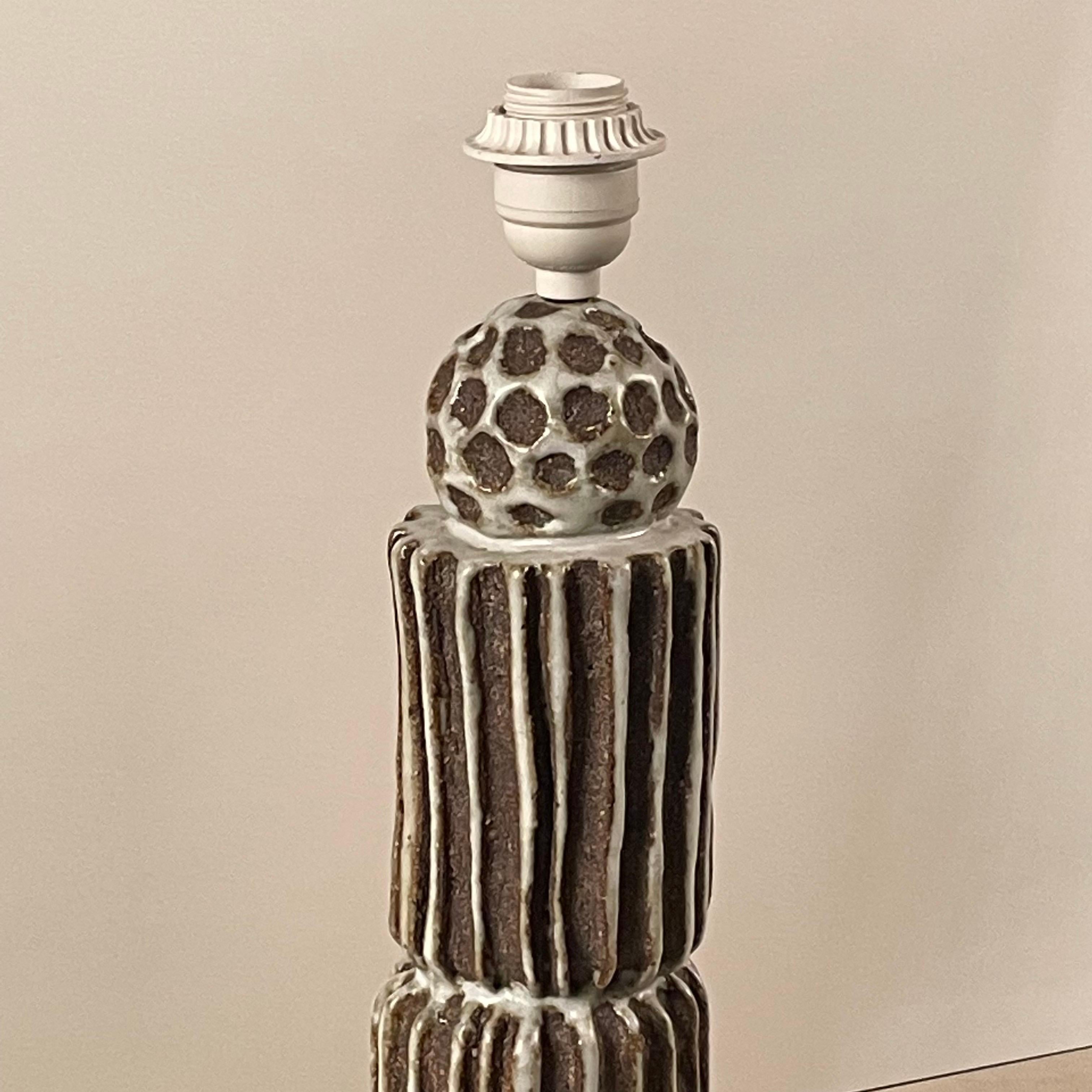 Vernissé Paire de grandes lampes ''Sillons'' en poterie avec abat-jour en parchemin de Design Frères en vente