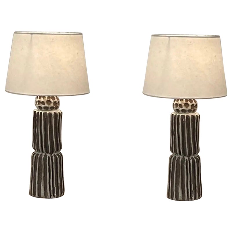 Coppia di grandi lampade in ceramica "Sillons" con paralumi in pergamena di Design Frères